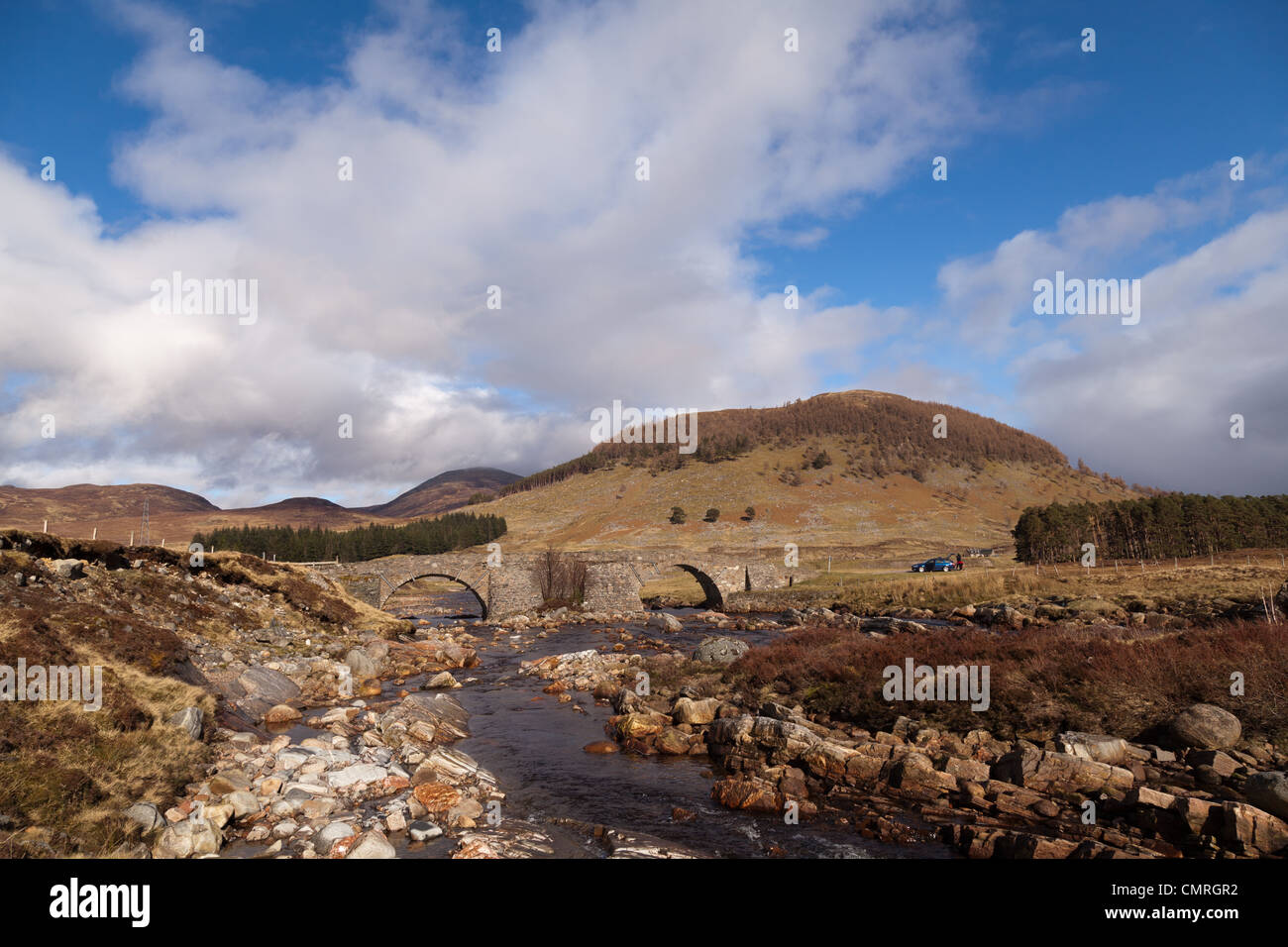 Le Général Wade's Bridge et la rivière Spey à Garva dans les highlands écossais Banque D'Images