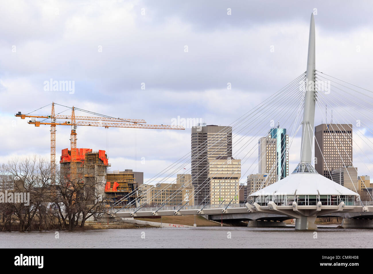 Musée canadien pour les droits de l'homme en construction, le pont Esplanade Riel et le centre-ville de Winnipeg, Manitoba skyline Banque D'Images