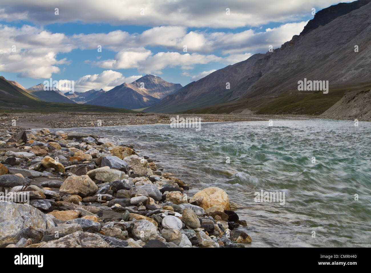 Le Kugrak River, un affluent de la rivière Noatak, s'écoule de haut en bas et sa vallée dans Gates of the Arctic National Park, AK, États-Unis d'Amérique. Banque D'Images
