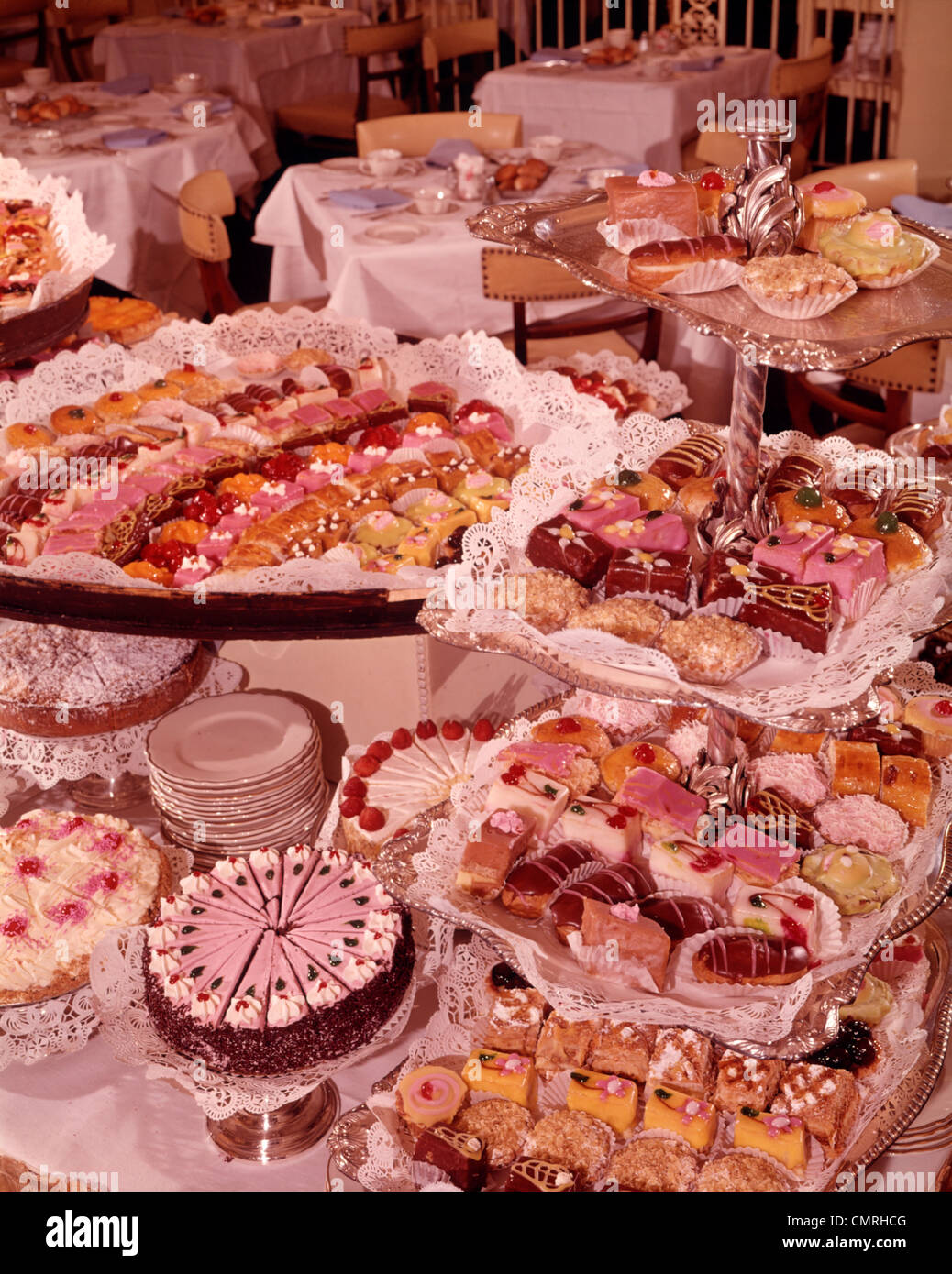 Années 1950 Années 1960 buffet de desserts petits fours viennoiseries gâteaux sucré rose Banque D'Images