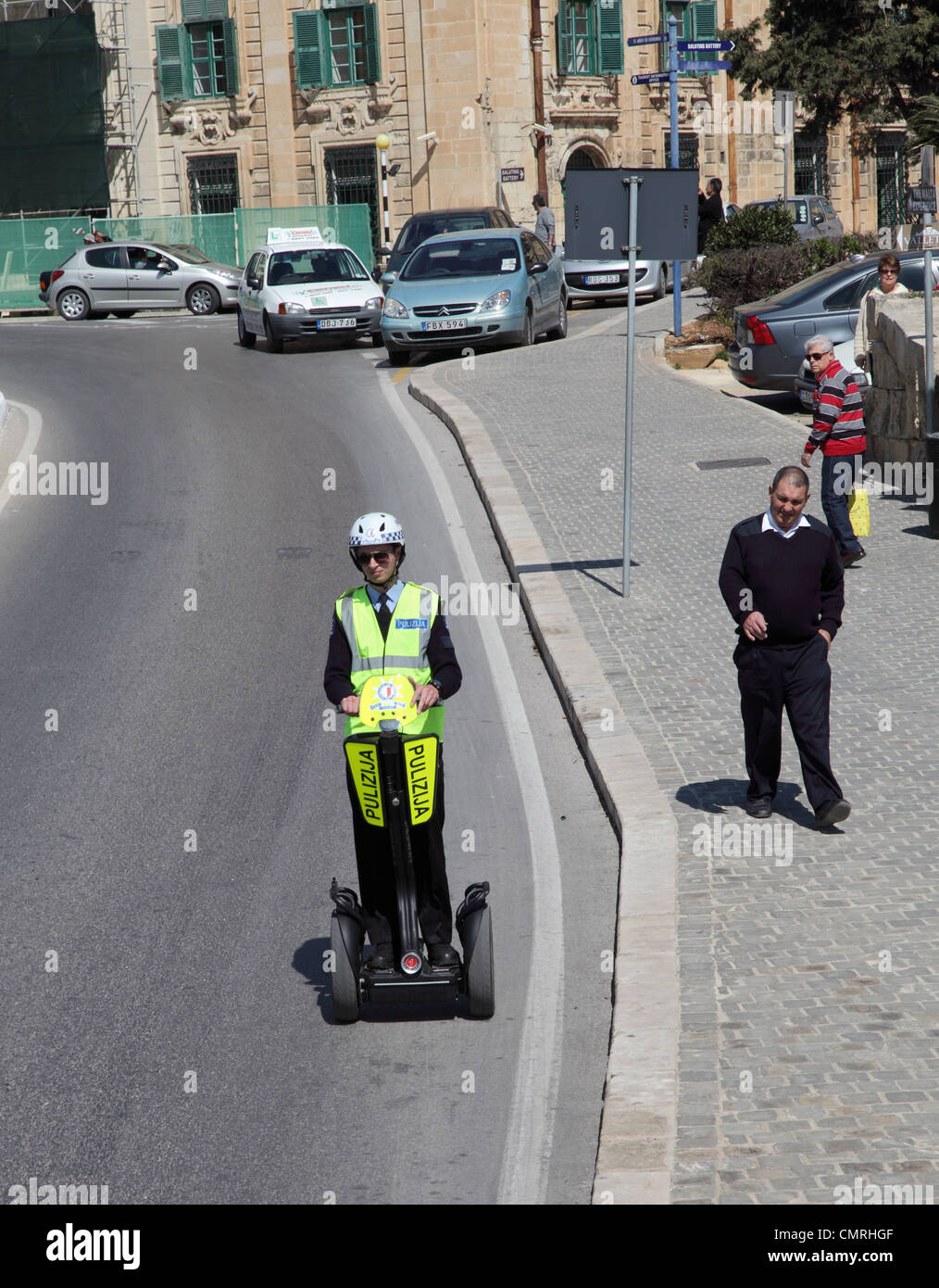 Un policier à cheval un scooter Segway le long d'une route à Malte Banque D'Images
