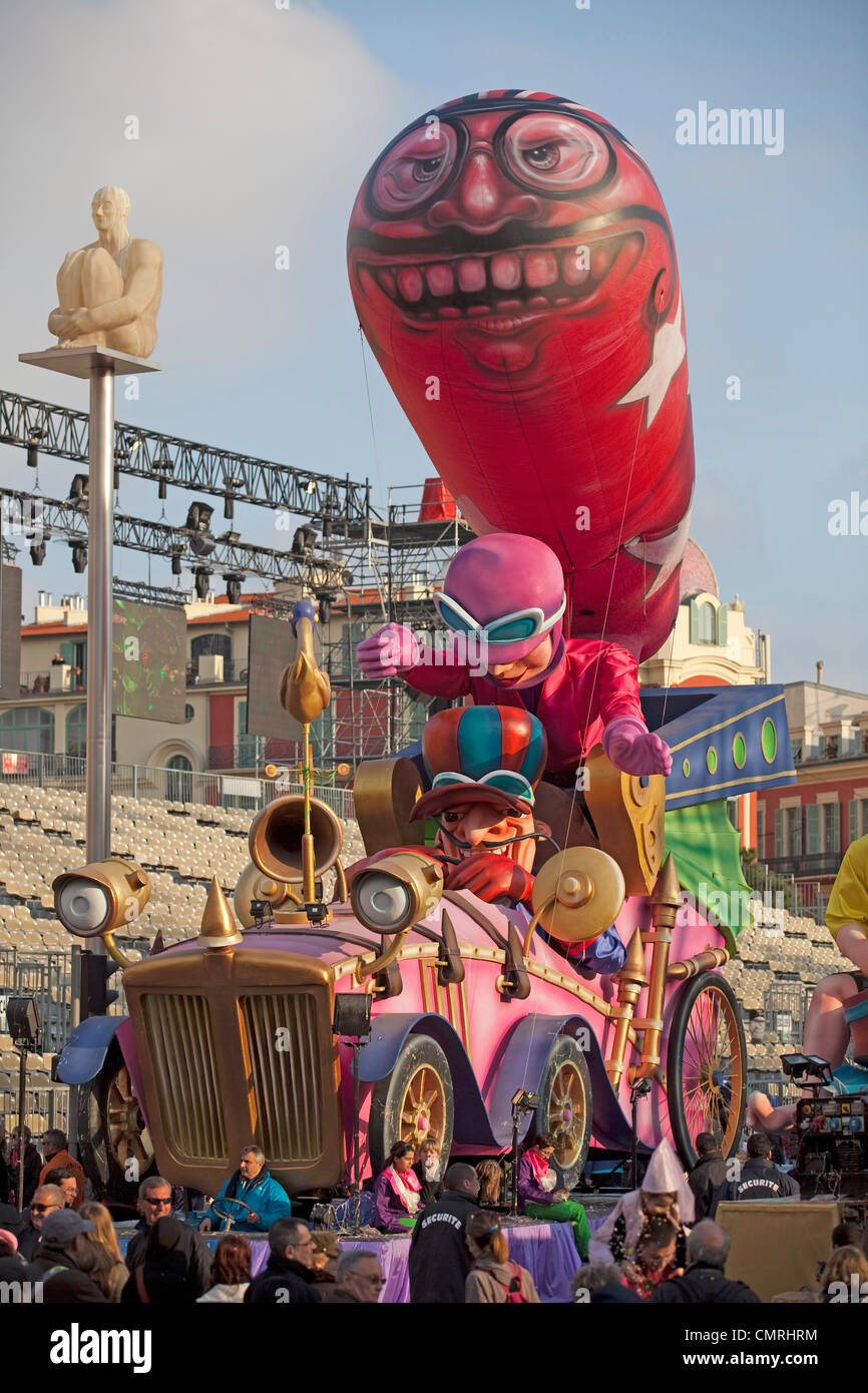 Carnaval de Nice 2012. cartoon effigie du sport olympique voiture lors de défilé de carnaval. 124666 Carnaval de Nice Banque D'Images