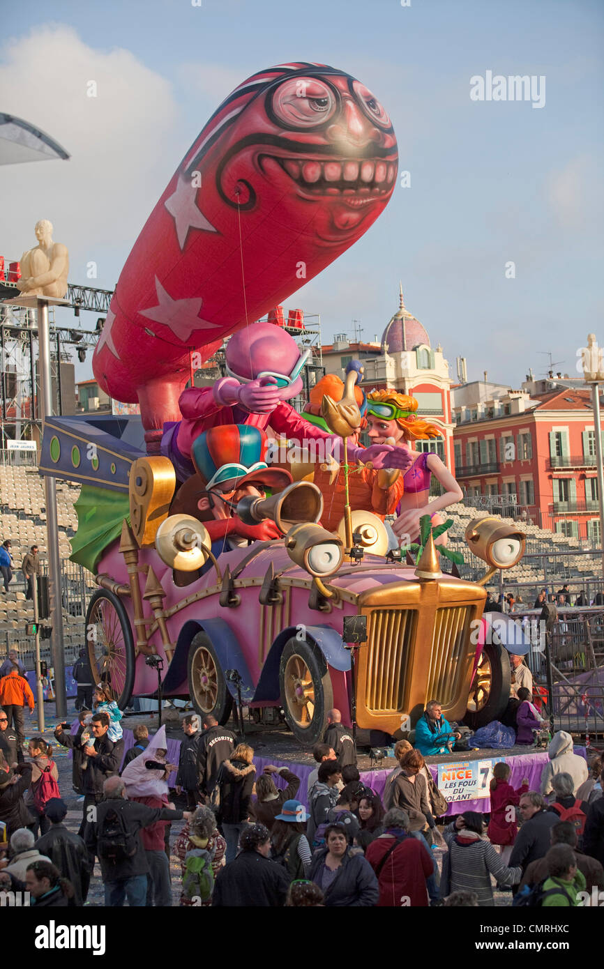 Carnaval de Nice 2012. cartoon effigie du sport olympique voiture lors de défilé de carnaval. 124669 Carnaval de Nice Banque D'Images