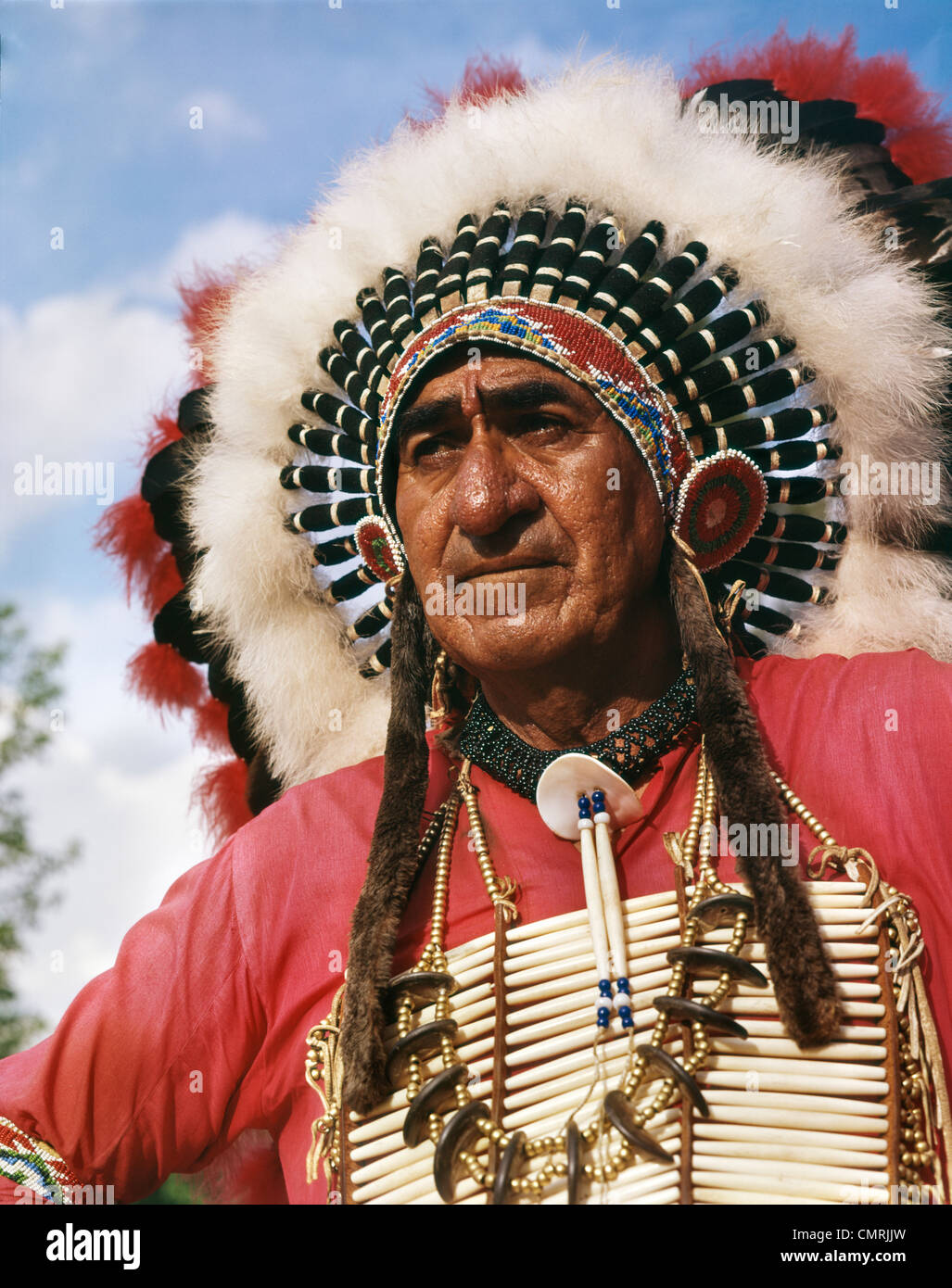 PORTRAIT DE GRAND CHEF INDIEN SIOUX HEADDRESS CLOUD NATIVE AMERICAN OUTDOOR Banque D'Images