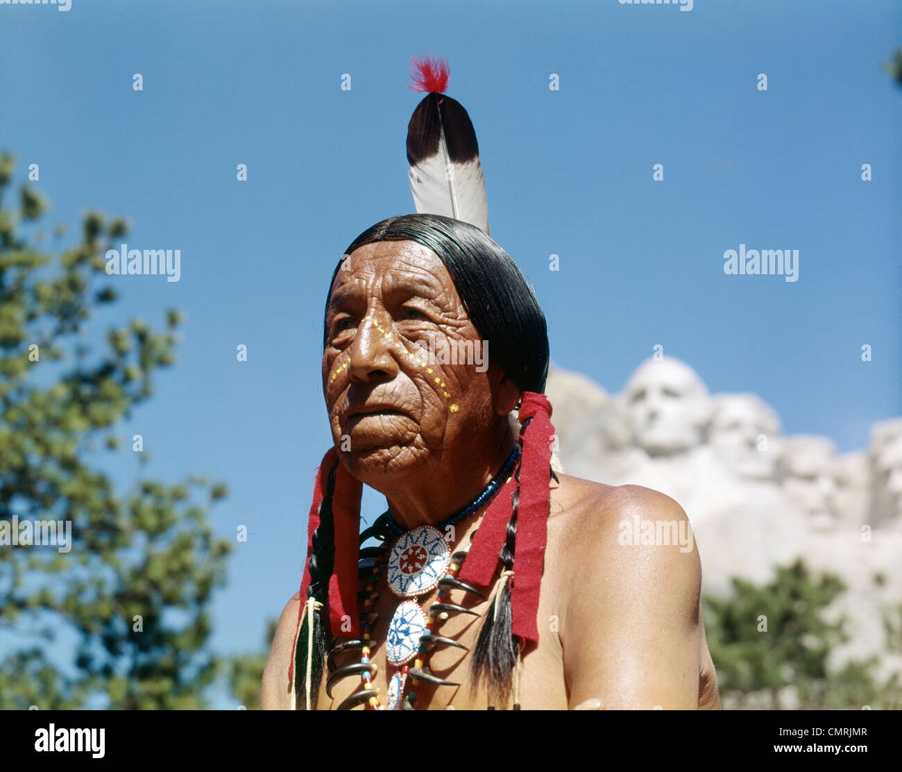 Les Indiens sioux DANS LES BLACK HILLS MOUNT RUSHMORE EN ARRIÈRE-PLAN Banque D'Images