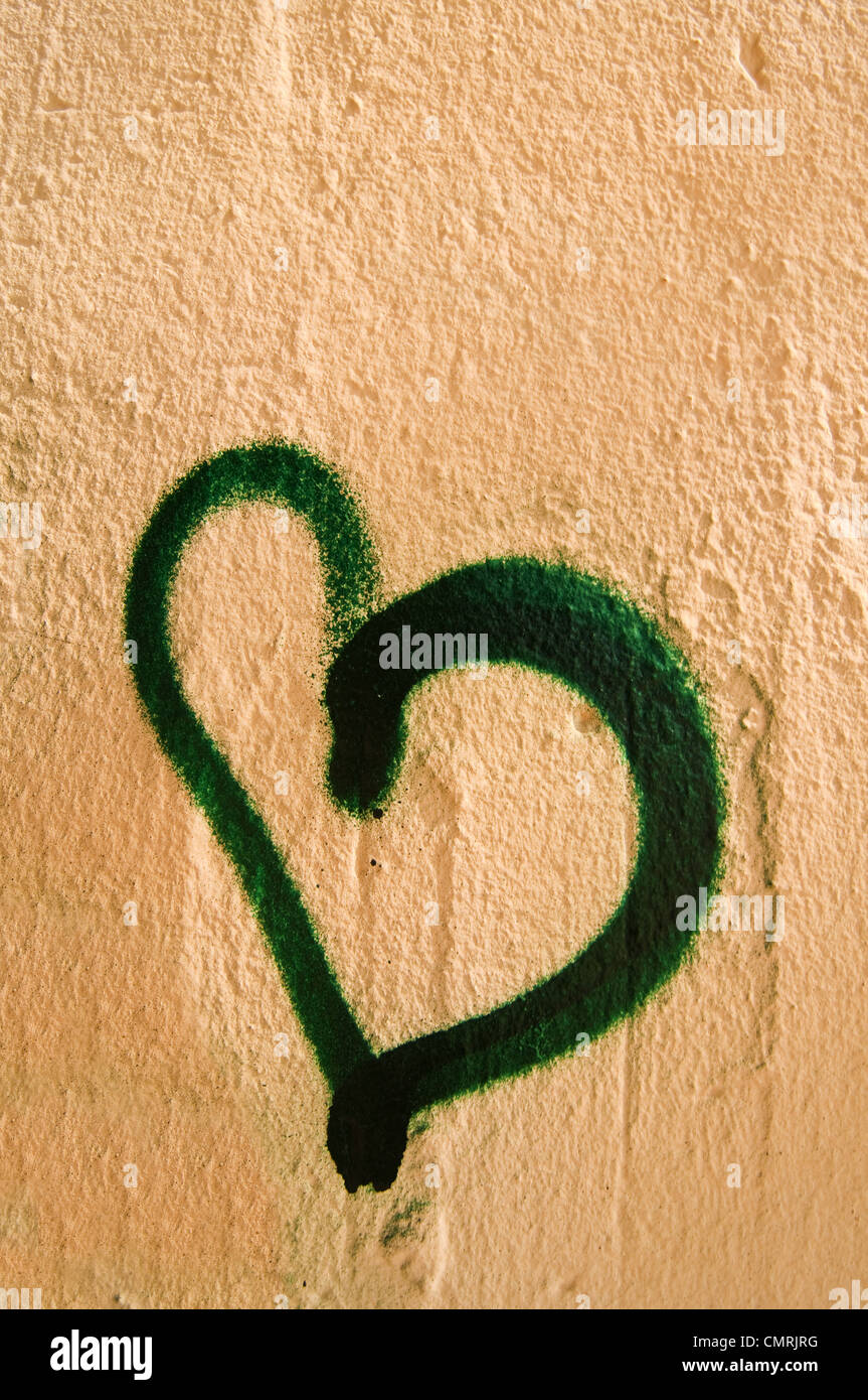 Graffiti en forme de cœur sur un mur de la rue Banque D'Images
