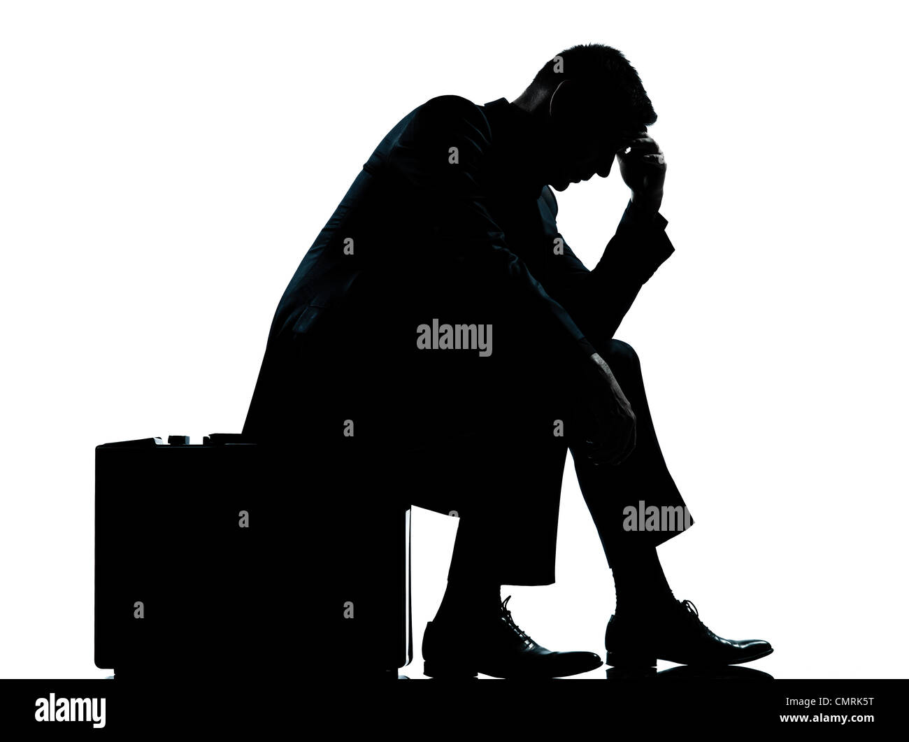 Un caucasian business man sitting on suitcase fatigué le désespoir dans toute la longueur de silhouette studio isolé sur fond blanc Banque D'Images