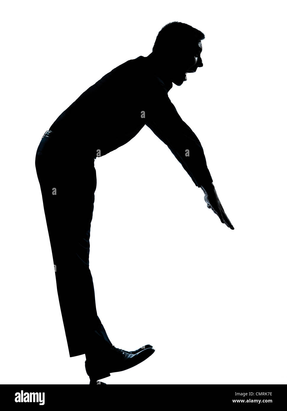 Un homme d'affaires caucasiennes une drôle d'équilibrage exercice silhouette debout en pleine longueur studio isolé sur fond blanc Banque D'Images