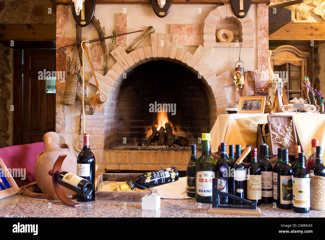Affichage du vin dans un restaurant espagnol, Castilla la Mancha, Espagne Banque D'Images