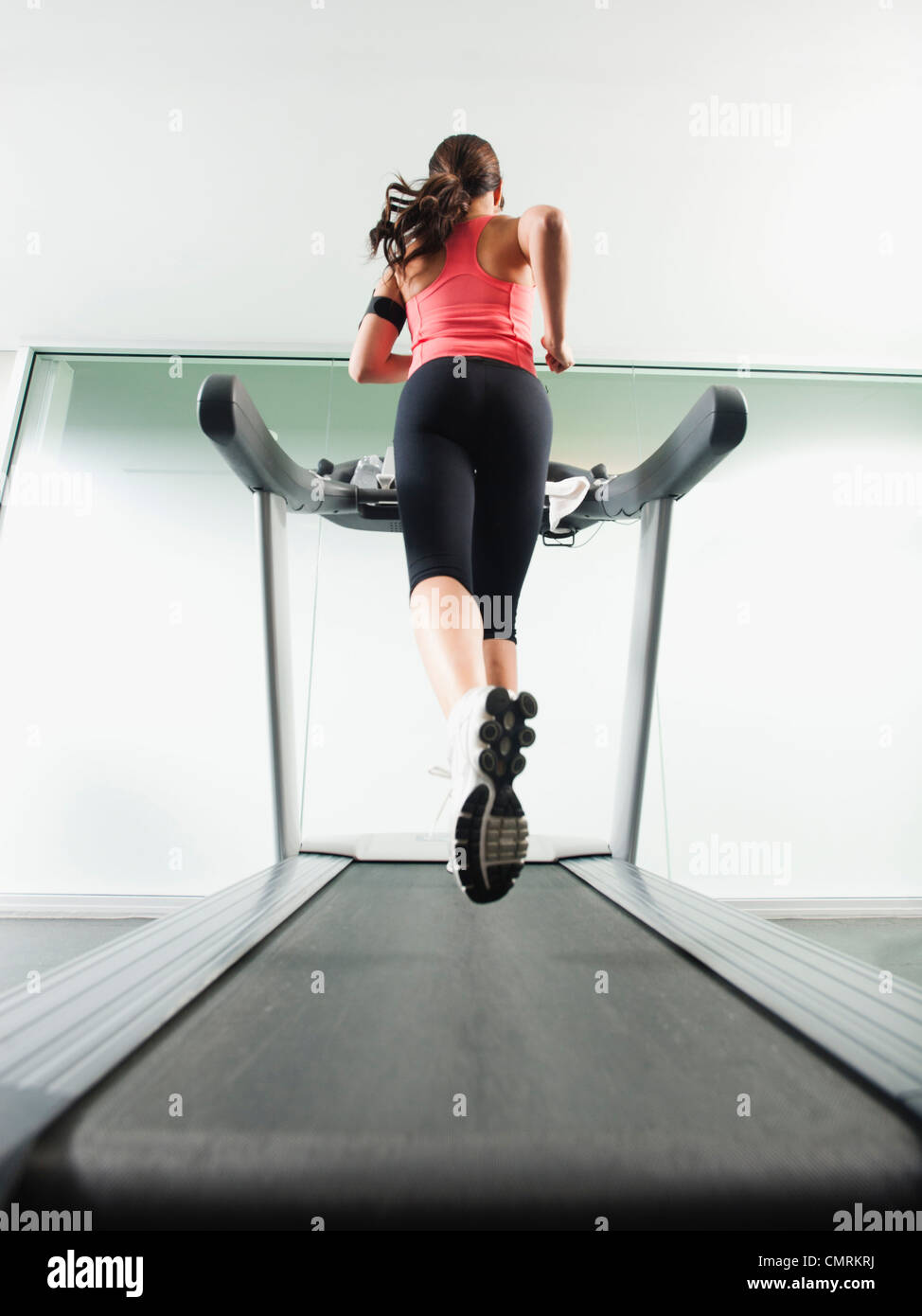 Mixed Race woman running on treadmill Banque D'Images