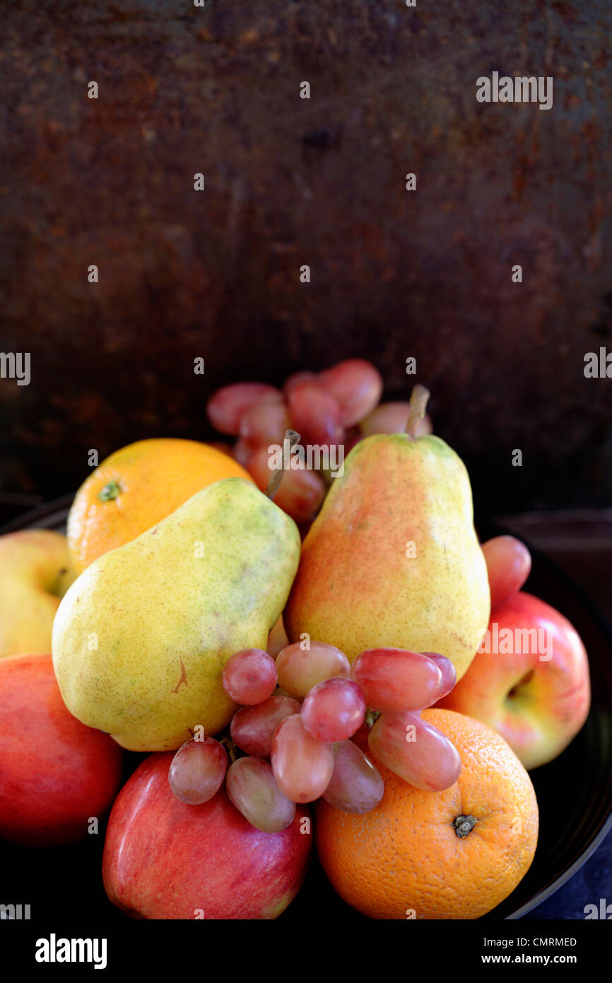 Les poires fraîches, les oranges, les pommes et les raisins Banque D'Images