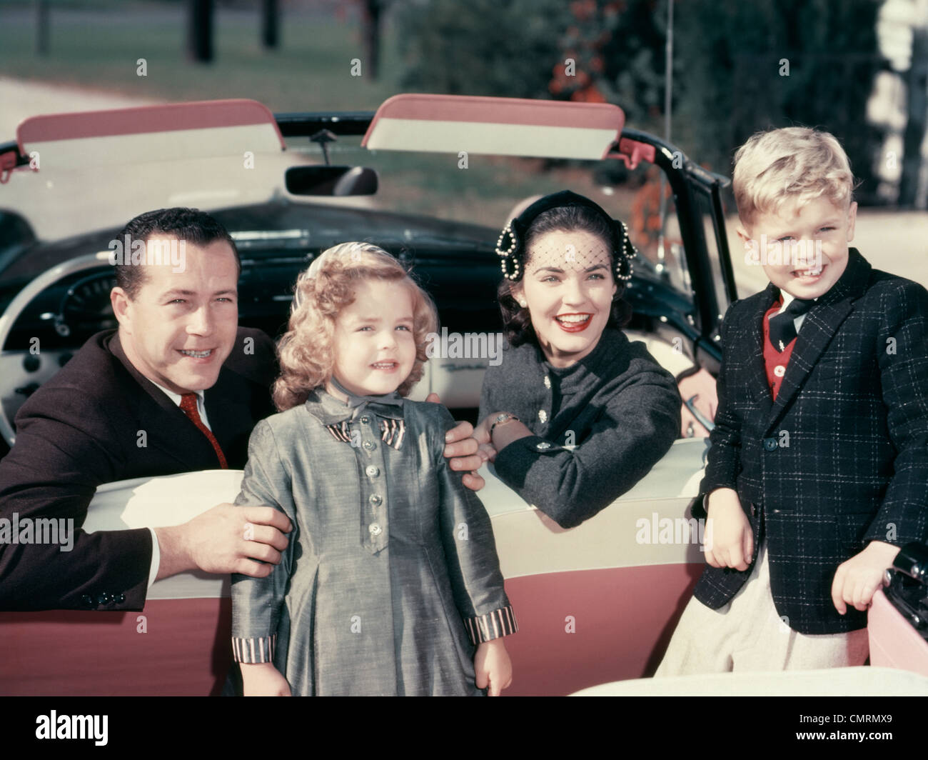 Famille heureuse Mère Père fille fils IN RED CONVERTIBLE OUTDOOR PORTRAIT Banque D'Images