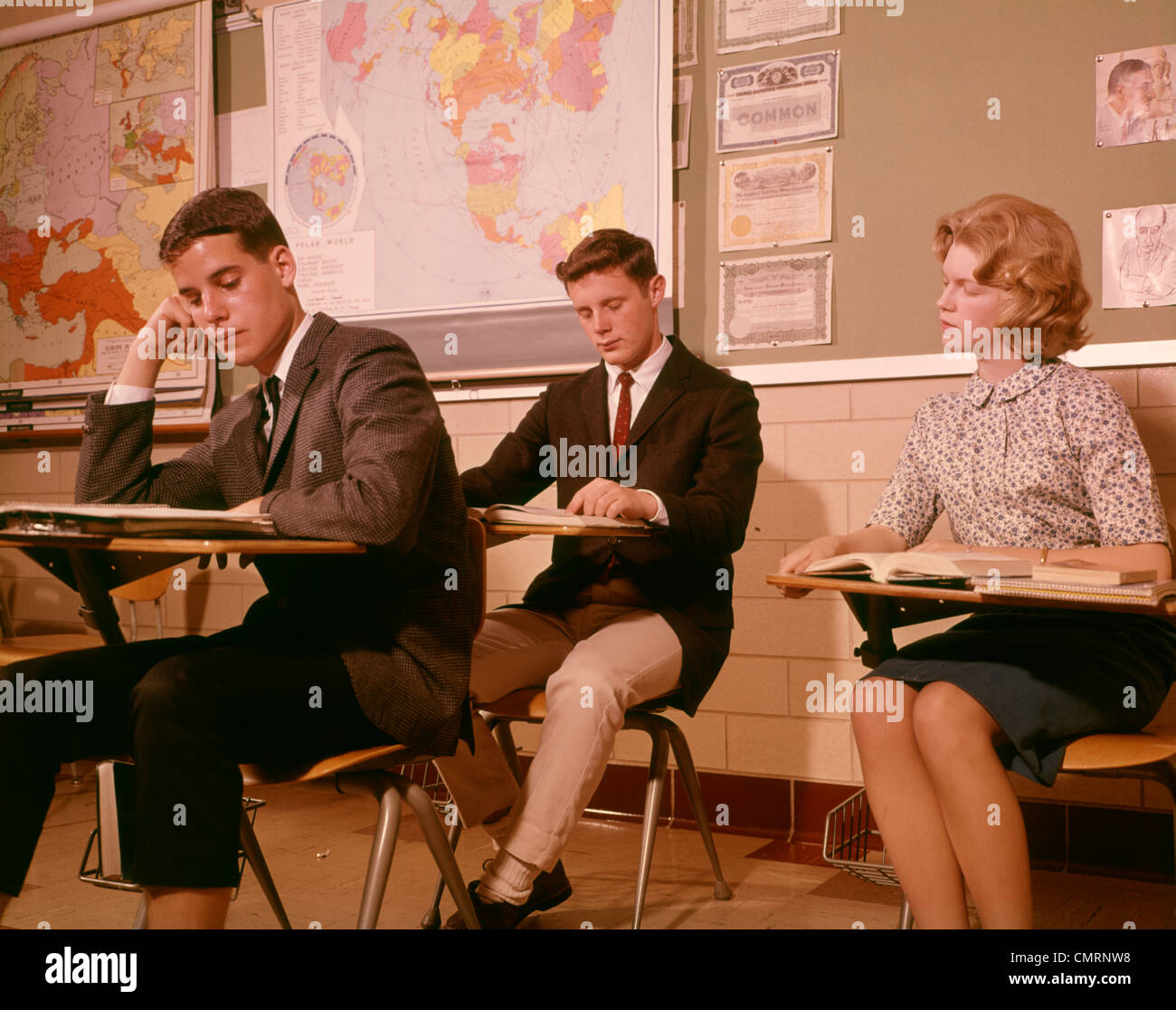 1960 1960 3 LE COLLÈGE ÉCOLE élèves étudiant des chaises de bureau de SÉANCE D'ÉTUDE DE LA LECTURE L'ÉTUDE L'ÉTUDE EN CLASSE RETRO Banque D'Images