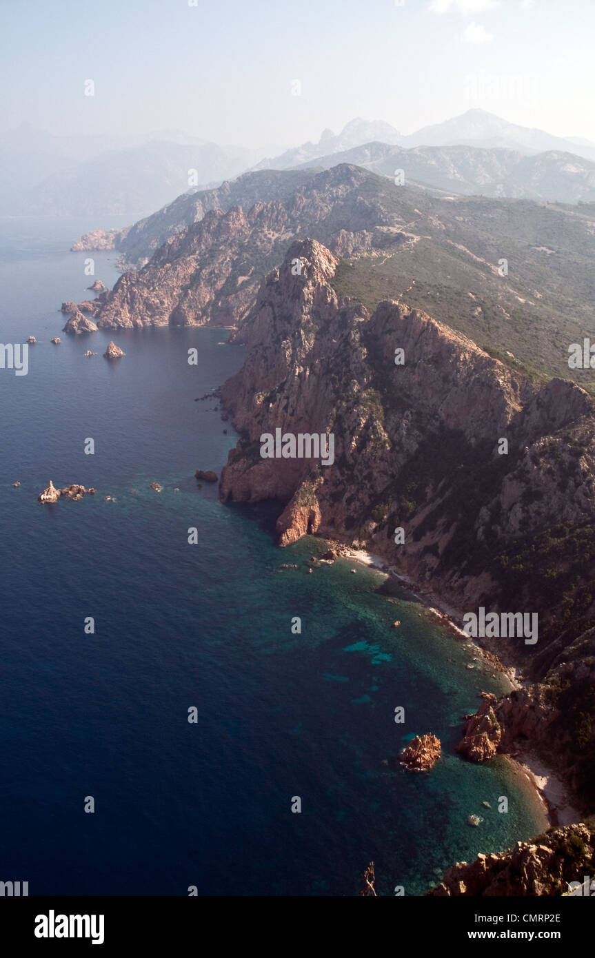 La vue sur les falaises de Capo Rosso et le golfe de Porto en Méditerranée, près de Porto, sur la côte ouest de l'île de Corse, France. Banque D'Images