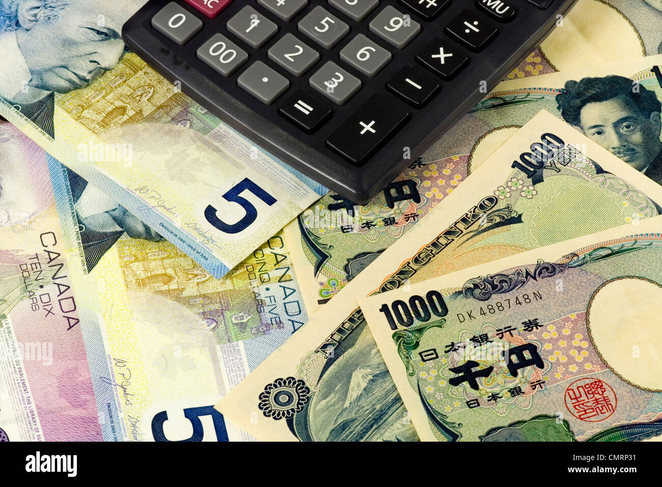 Paire de devises canadiennes et japonaises couramment utilisés dans le  commerce de forex avec la calculatrice Photo Stock - Alamy