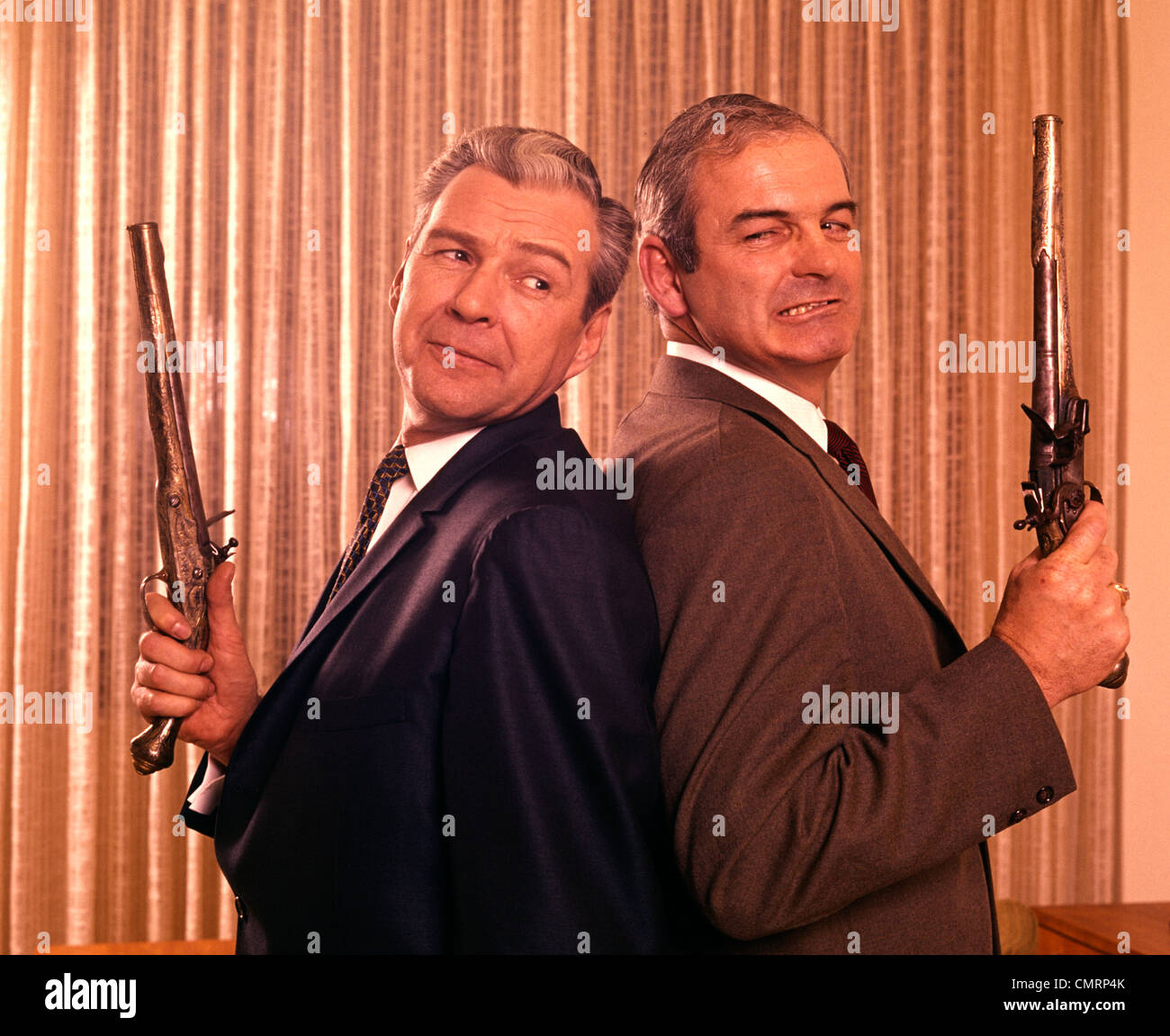 1960 1960 2 hommes dos à dos DUEL DUEL DÉSACCORD FUED PISTOLETS FUSILS FUSIL PISTOLET PROBLÈME SETTLEMENT Banque D'Images