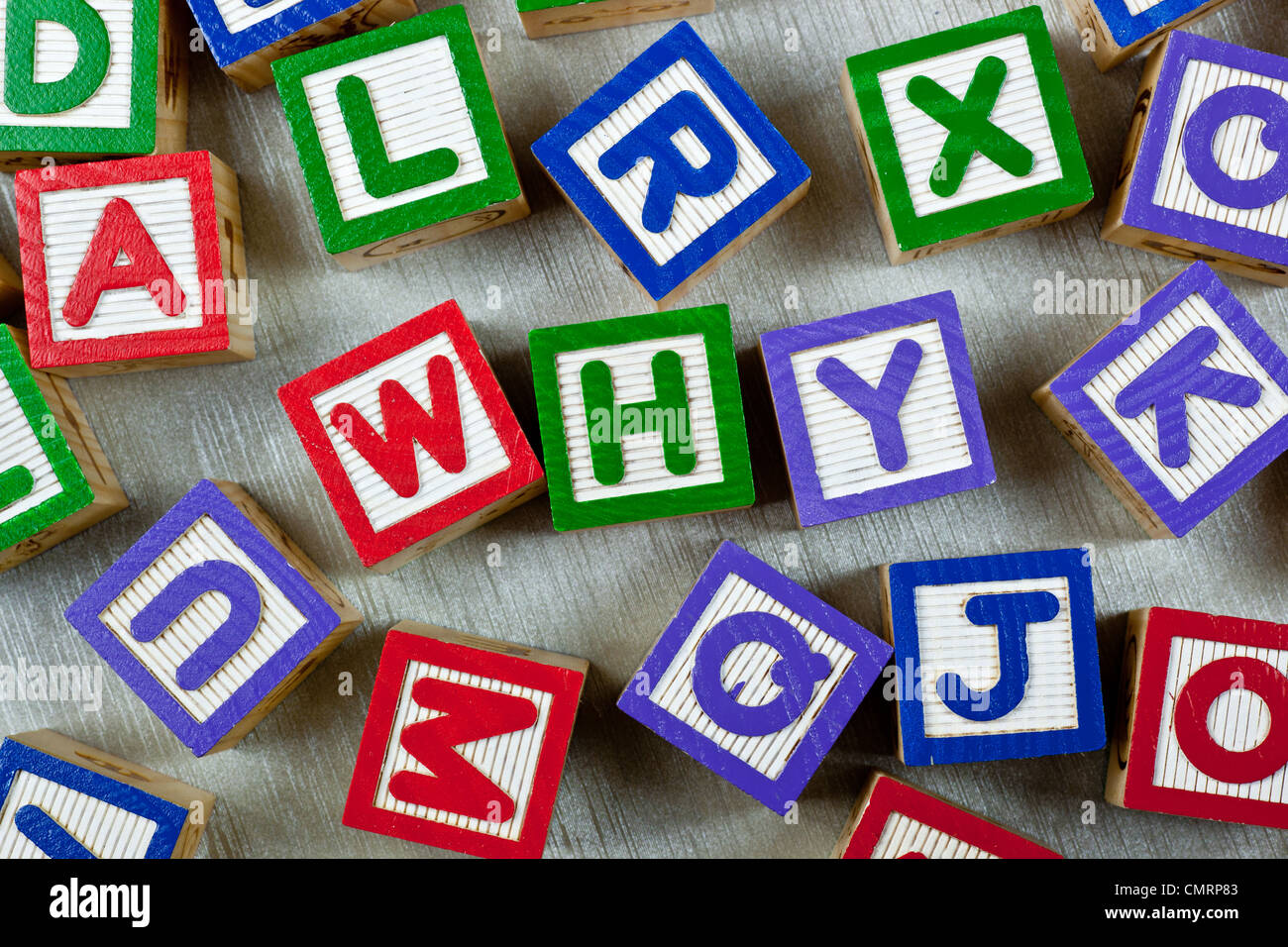 Des cales en bois formant le mot pourquoi dans le centre Banque D'Images