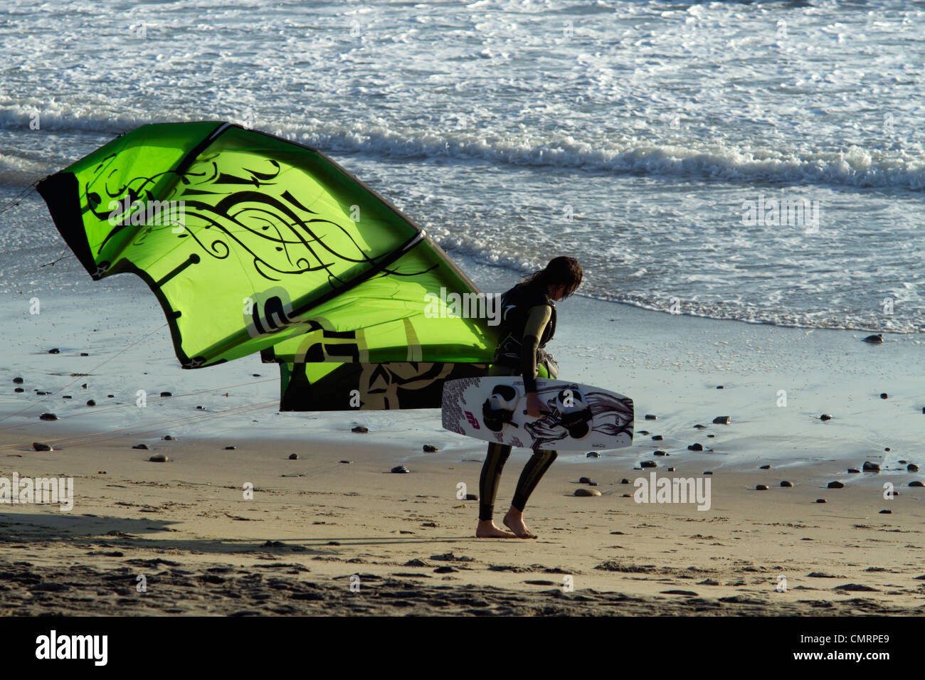 Femme Kite surfer walking on the beach Banque D'Images