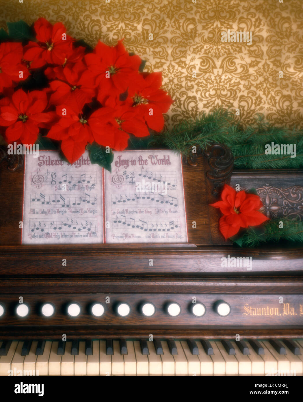 1979 1970 RETRO CAROLS PIANO LA JOIE AU MONDE SILENT NIGHT PIANO POINSETTIAS Banque D'Images