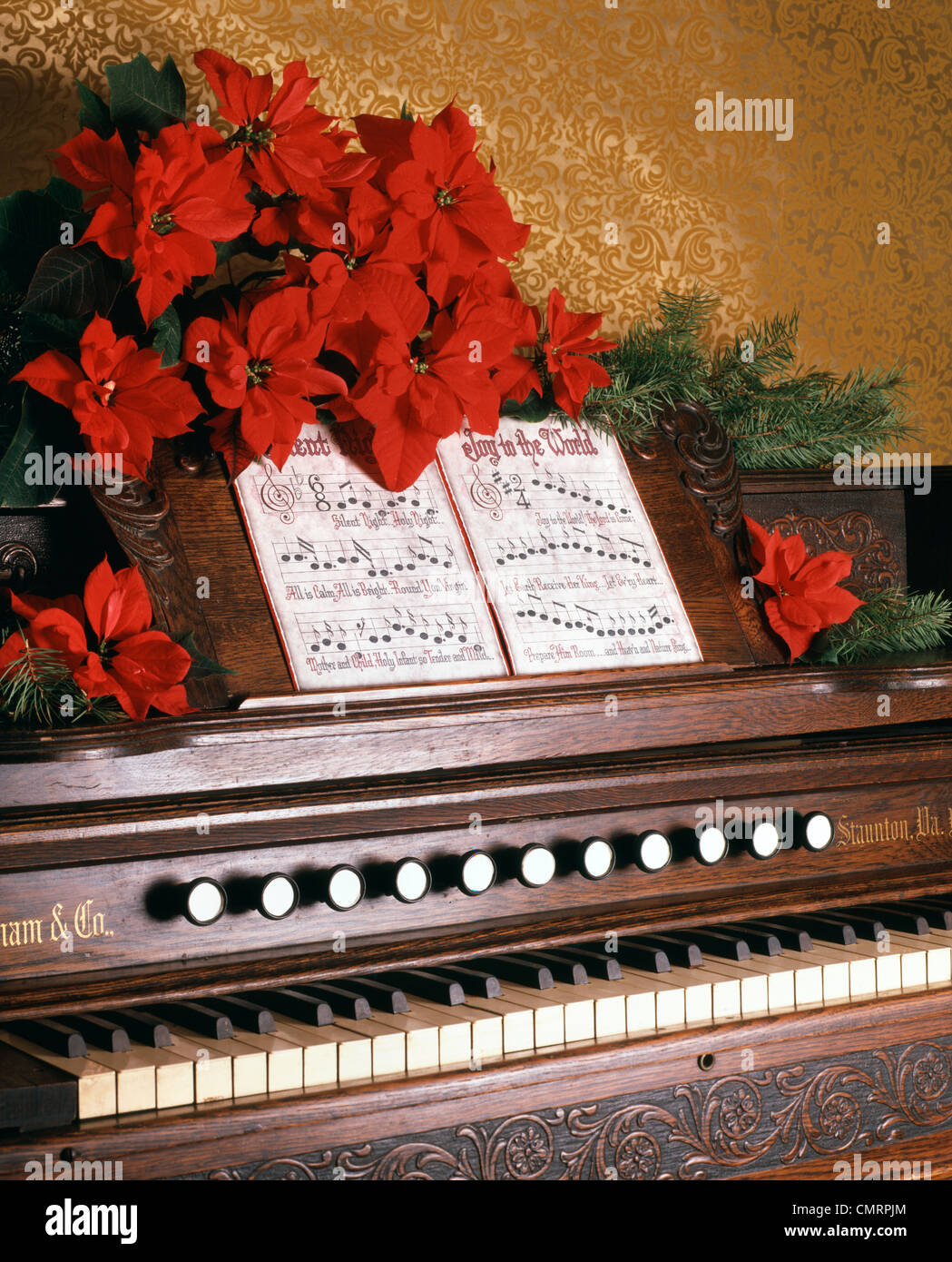 1979 70 PIANO RÉTRO NOËL FLEURS POINSETTIAS Banque D'Images