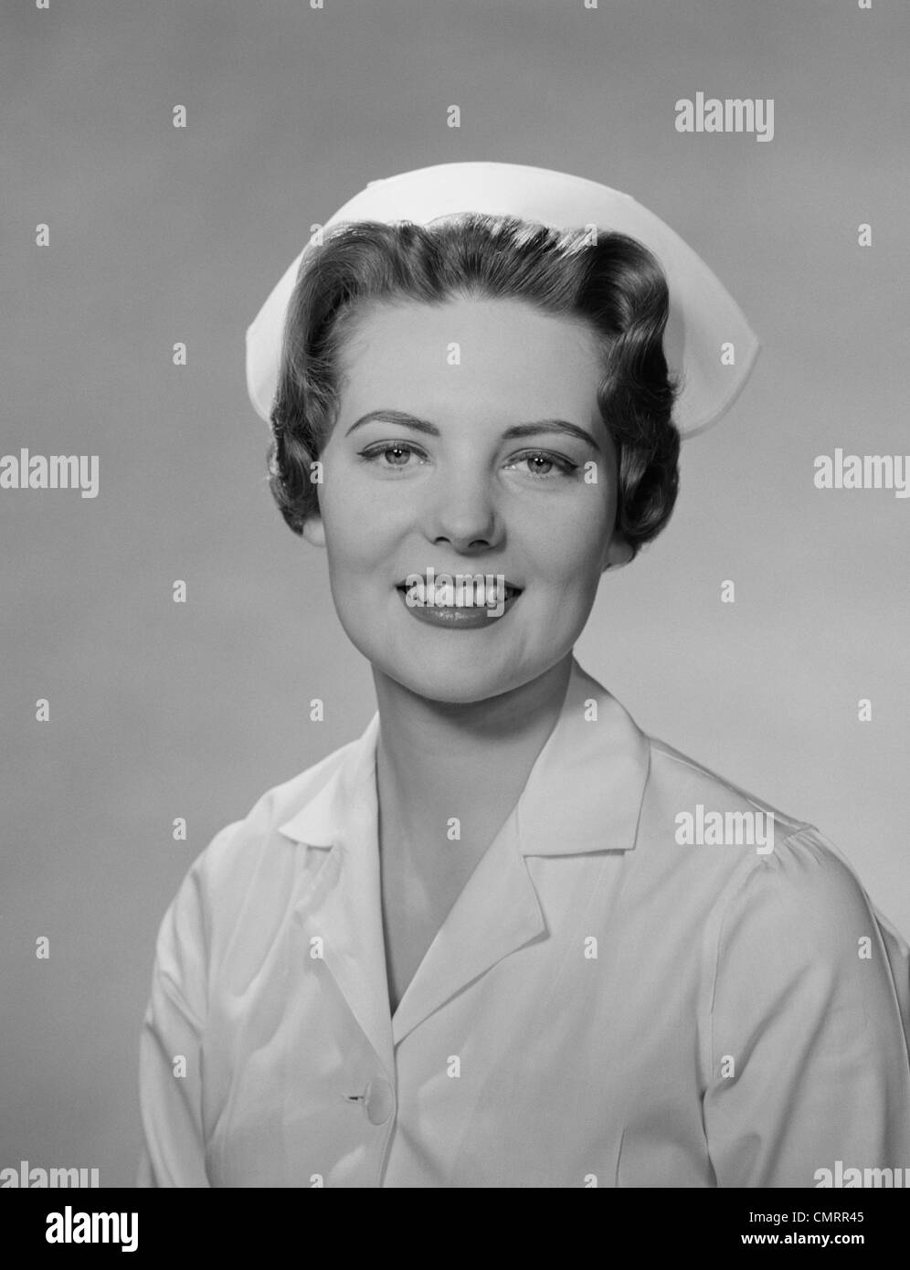 1950 PORTRAIT NURSE SMILING Banque D'Images