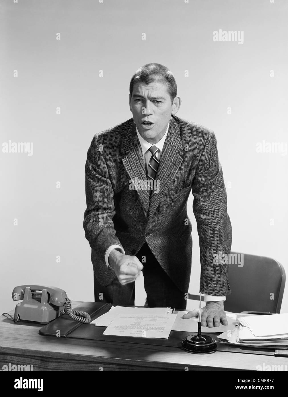 1960 ANGRY UPSET BUSINESSMAN POUNDING FIST EN 24 Banque D'Images