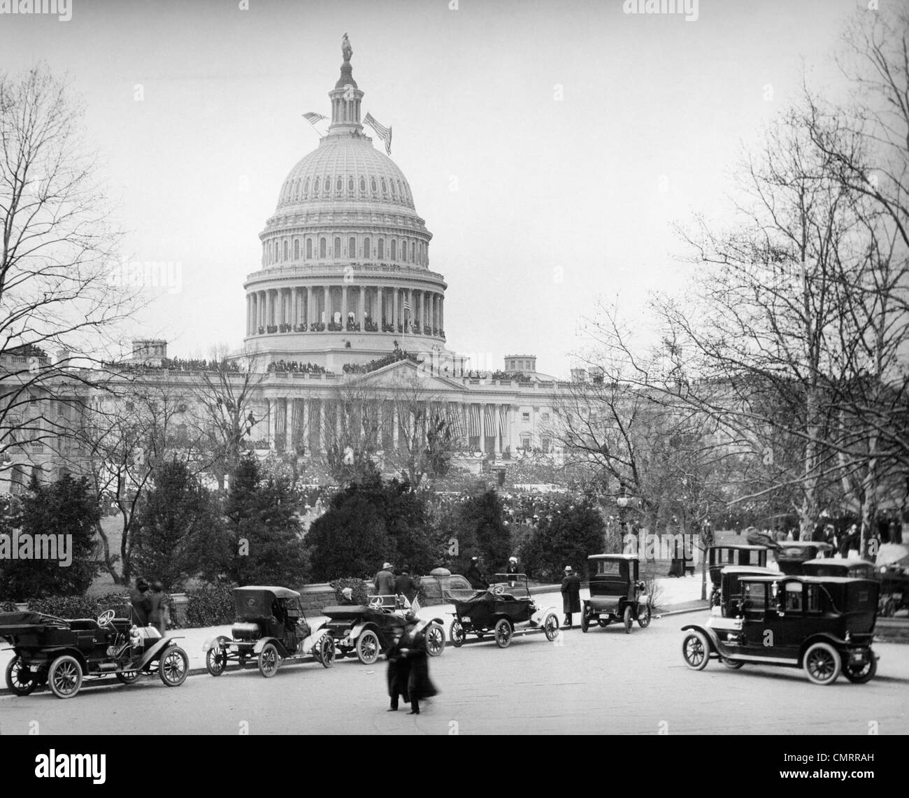 Années 1910 Années 1920 CAPITOL BUILDING WASHINGTON DC FILE DE VOITURES EN STATIONNEMENT SUR RUE EN PREMIER PLAN Banque D'Images