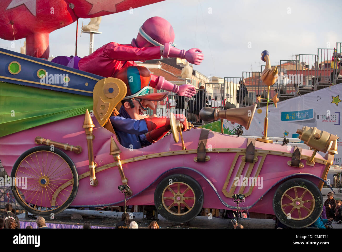 Carnaval de Nice 2012. cartoon effigie du sport olympique voiture lors de défilé de carnaval. 24670 Carnaval de Nice Banque D'Images