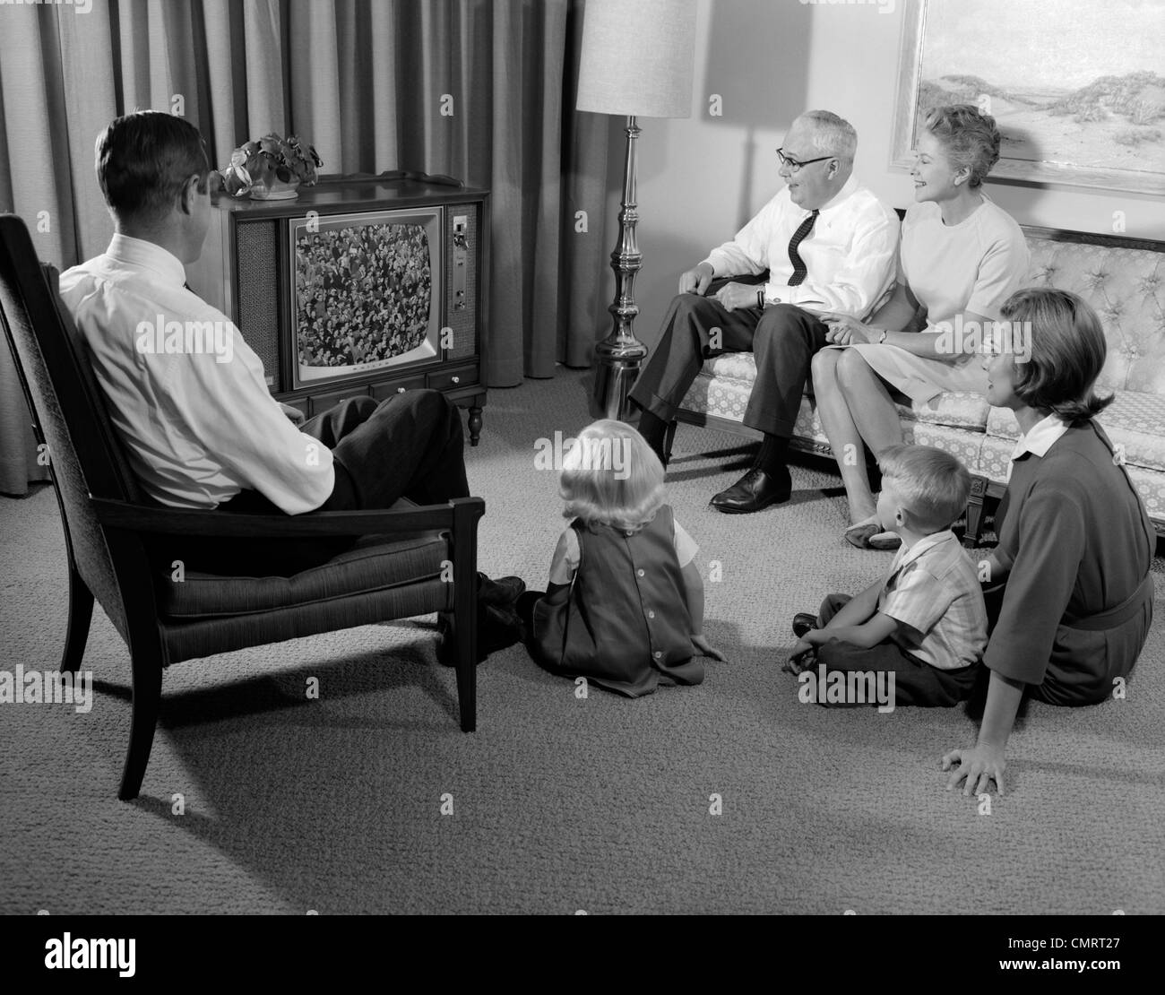 1960 3 FAMILY WATCHING TELEVISION Banque D'Images
