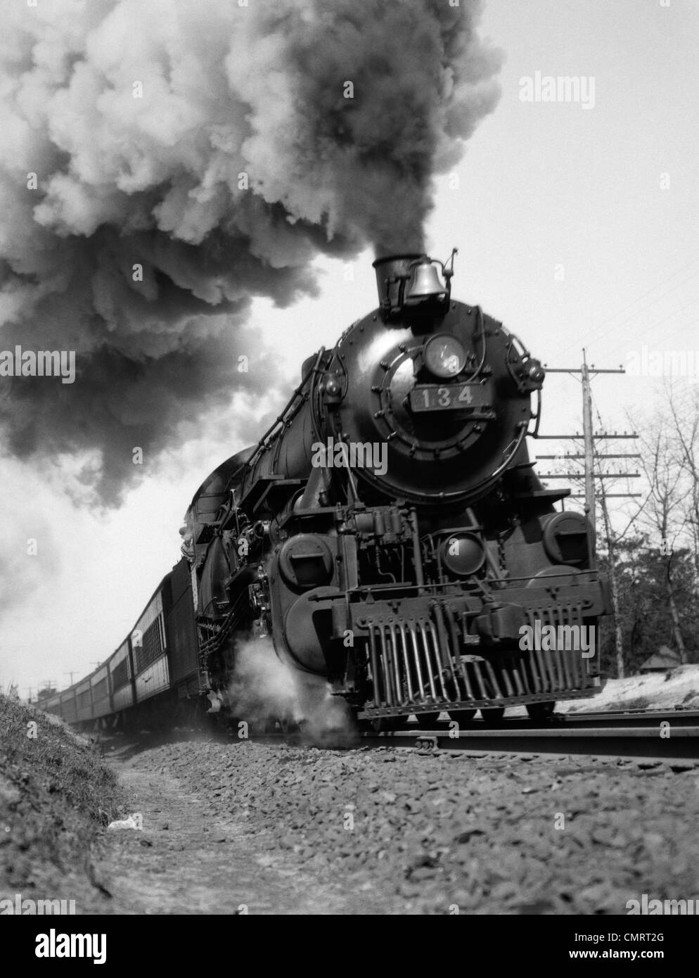Années 1920 Années 1930 MACHINE À VAPEUR TIRANT LA FUMÉE DES TRAINS DE VOYAGEURS s'échapper DE LA CHEMINÉE D'ÉCHAPPEMENT Banque D'Images