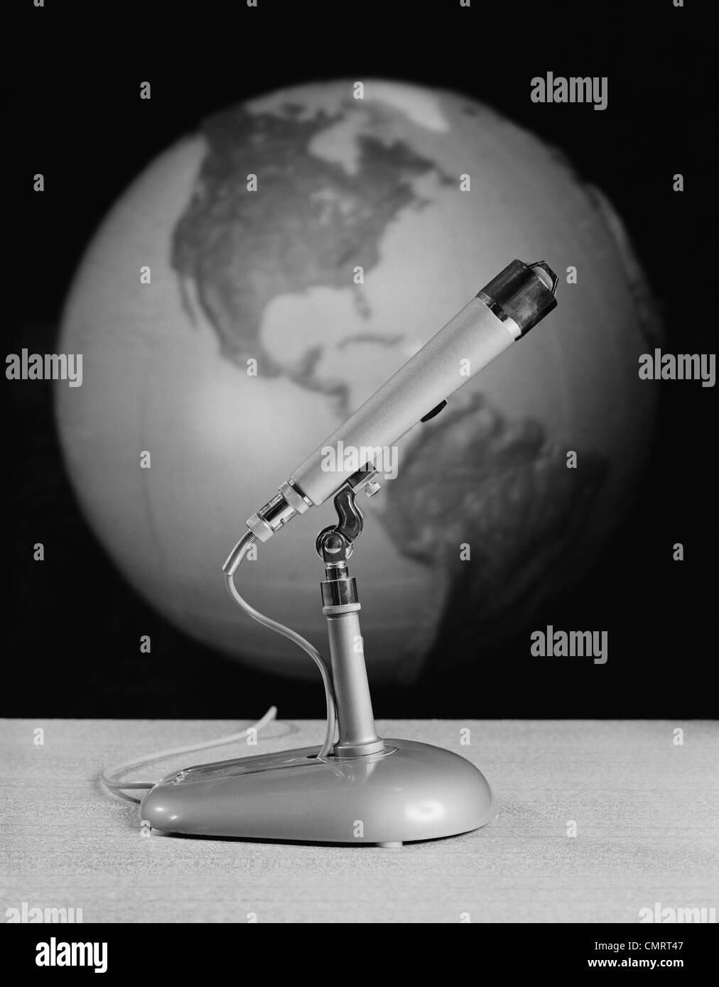 Années 1960 Années 1970 STILL LIFE FOND MICROPHONE DIFFUSION GLOBE TERRE Banque D'Images