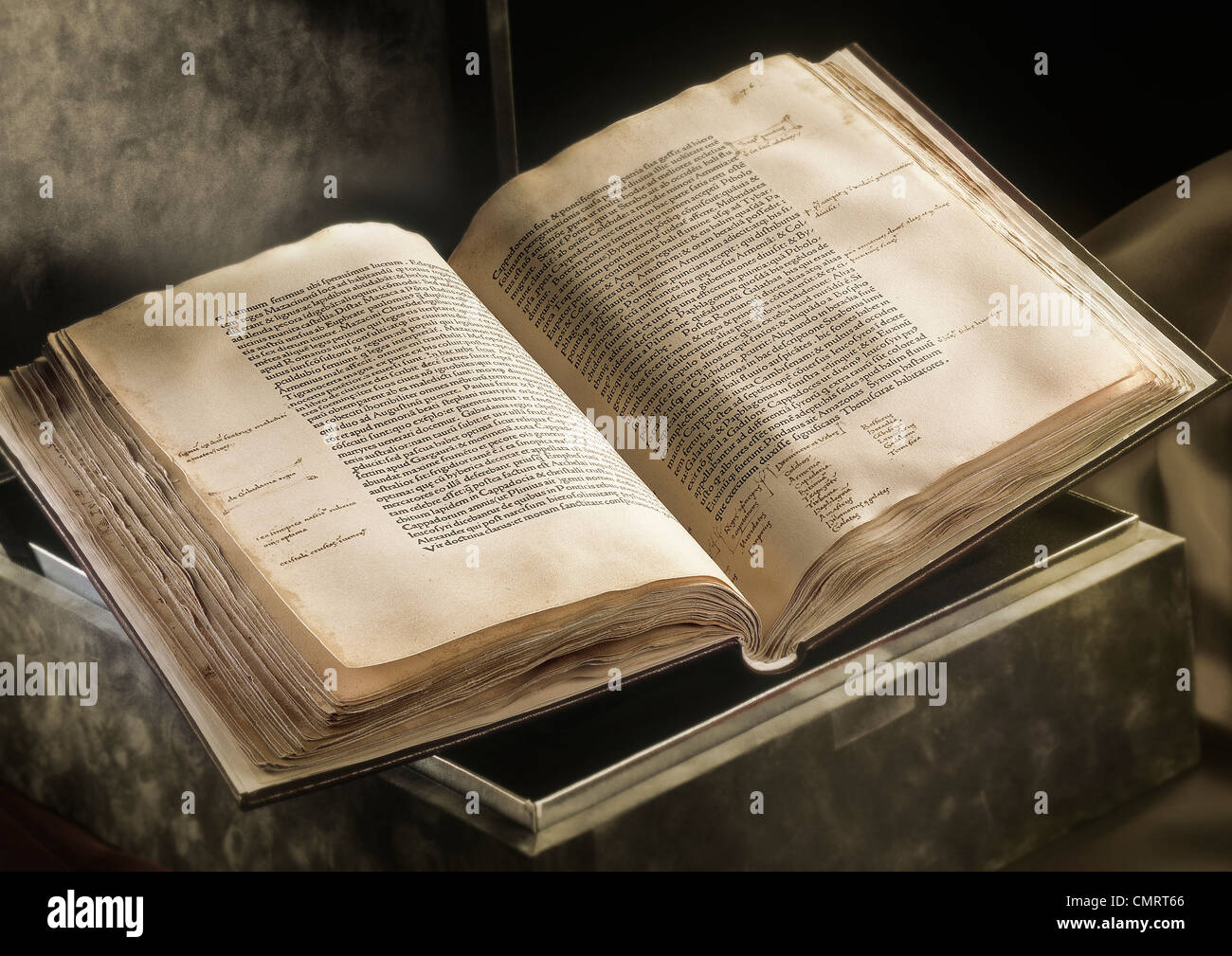 Vieux Livre Ouvert Portant Sur Une Boite Ancien Texte Photo Stock Alamy