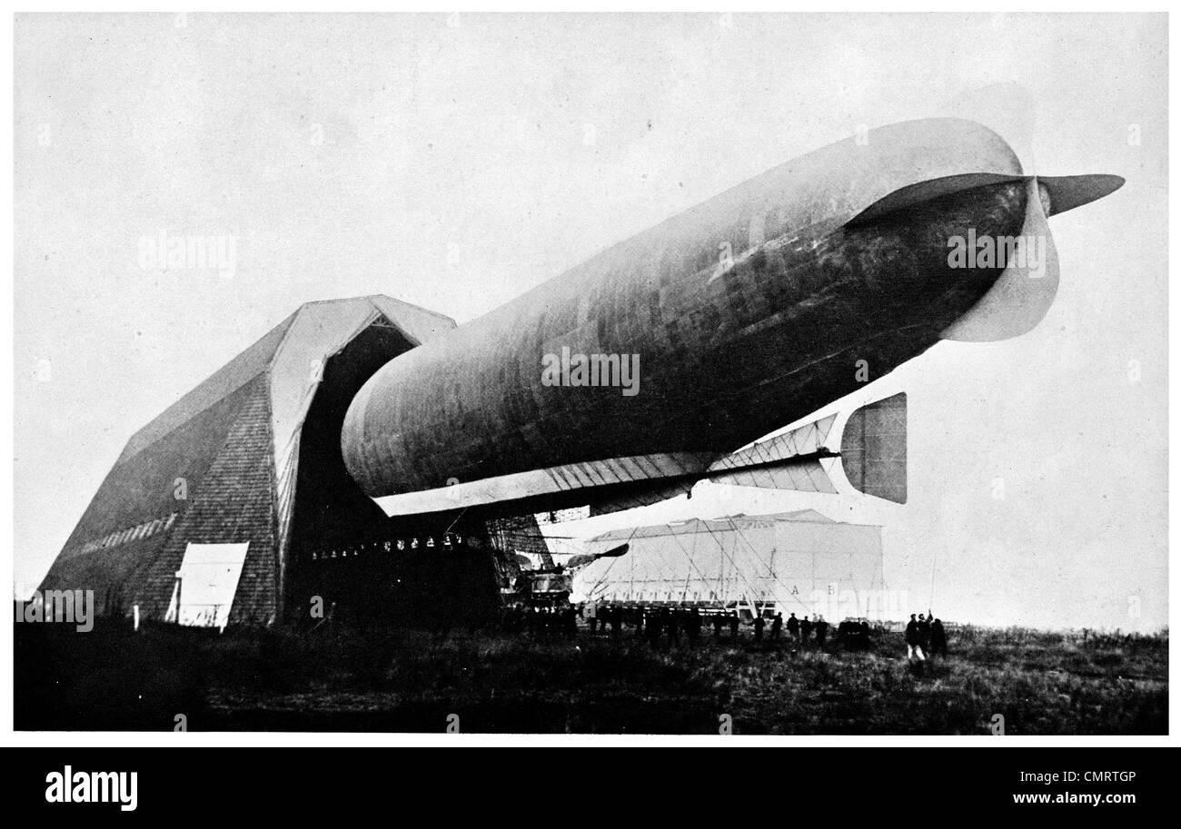 Ballon dirigeable Zeppelin Français 1918 saisie hanger Banque D'Images