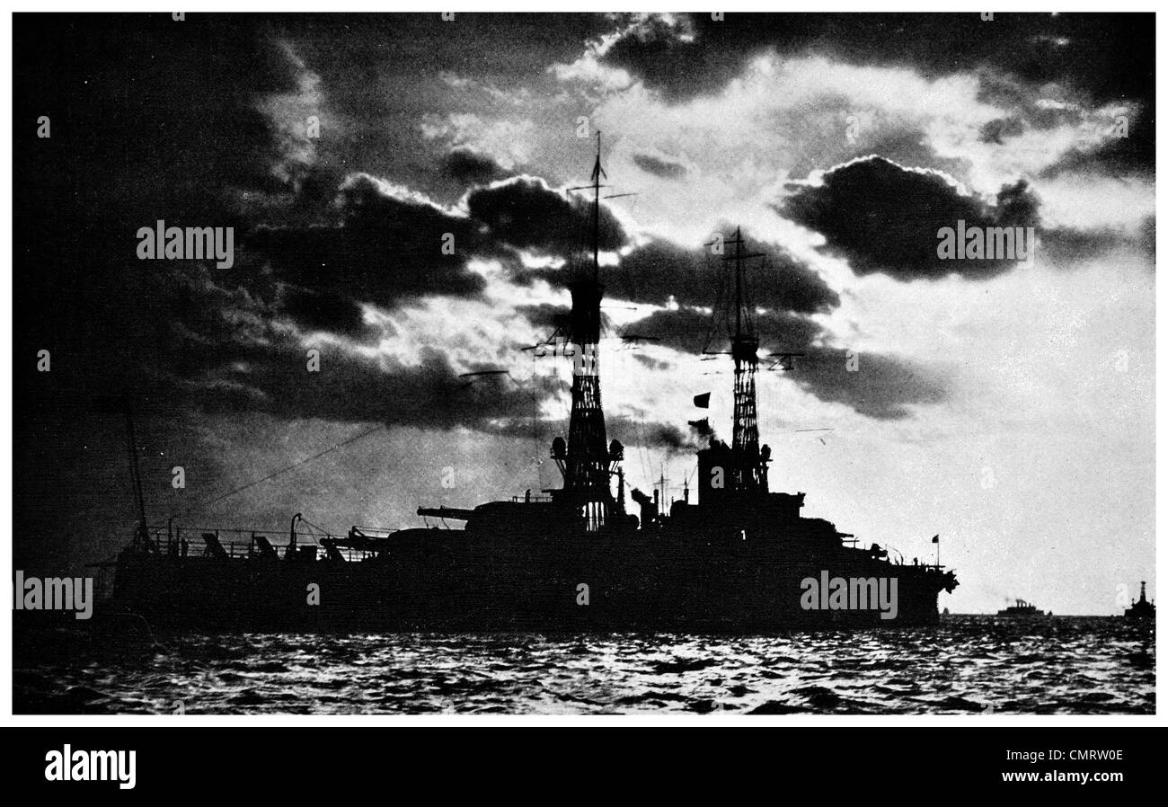 USS Alabama au coucher du soleil 1918 Battleship (BB-38) était le premier navire de la Pennsylvanie-class battleship Banque D'Images