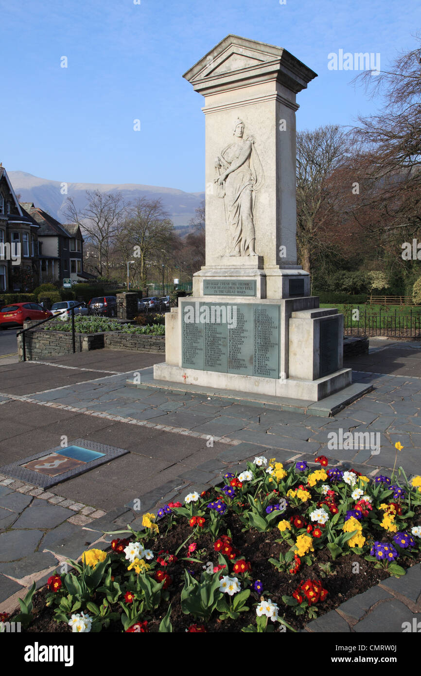 Keswick WW1 et WW2 War Memorial avec fleurs de printemps nord-ouest de l'Angleterre Cumbria UK Banque D'Images