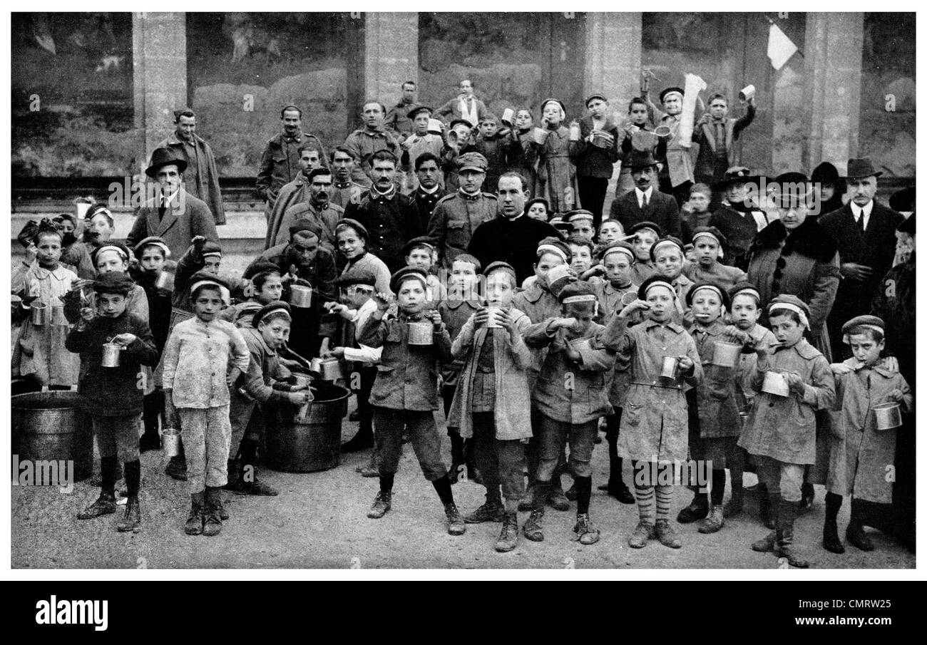 1918 L'Italien enfants consommant de l'American Red Cross Palerme Soupe Cuisine publique Italie Banque D'Images