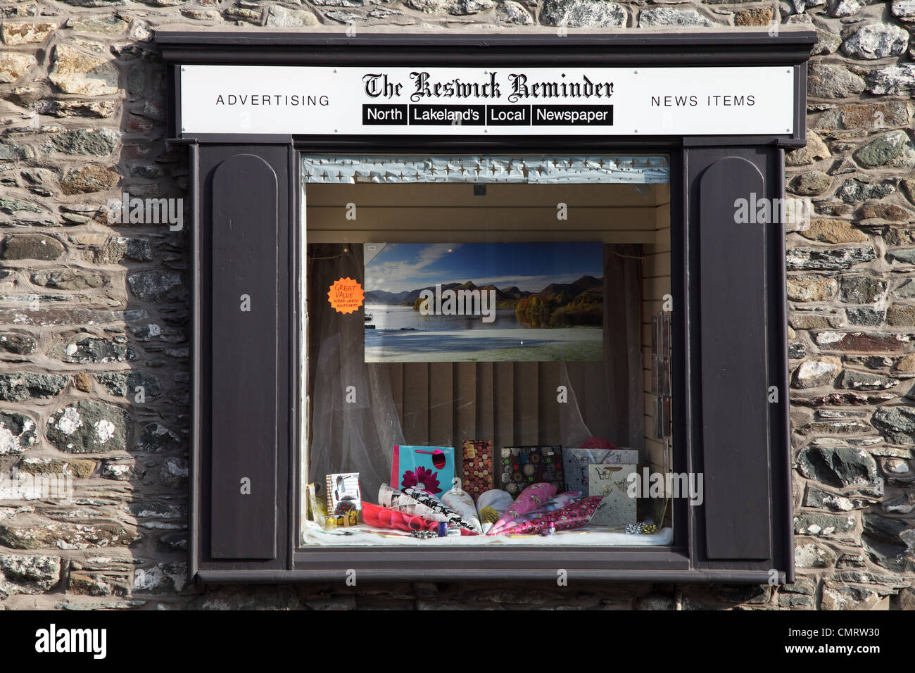 D'affichage de vitrine le journal local, le rappel, Keswick Keswick, Cumbria, England, UK NW Banque D'Images