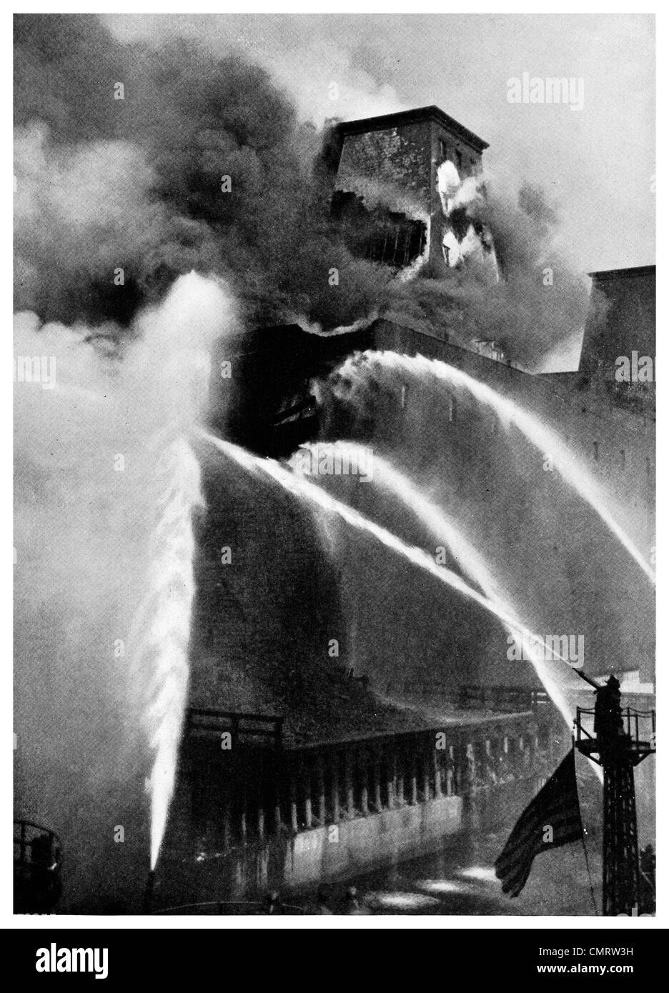 1918 Grand Incendie de grain à l'élévateur de Dow Brooklyn New York pompiers brigade de lutte contre l'incendie eau flexible Banque D'Images