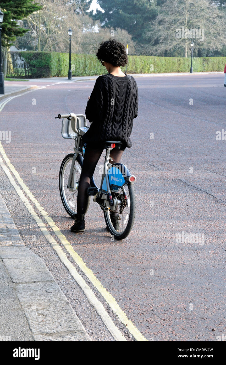 Cycliste féminin sur un vélo Barclays sur route vide, Inner Circle, Regent's Park, London England UK Banque D'Images