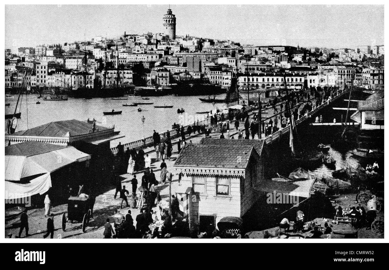 1918 Constantinople pont flottant sur la rivière Golden Horn, Galata à Stamboul Banque D'Images