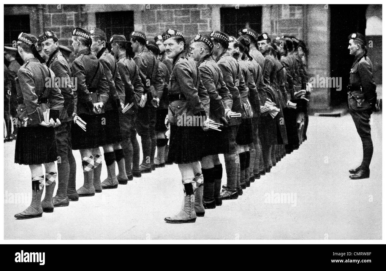 1918 Camp de formation des agents d'Edimbourg Highland Regiment sur Parade Livres militaires Banque D'Images