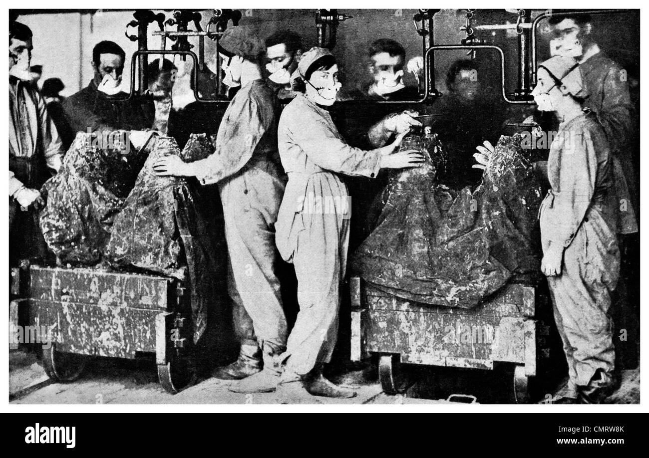 1918 travailleurs de guerre britannique portant des masques à gaz pendant le chargement avec des obus chimiques gaz toxiques Banque D'Images