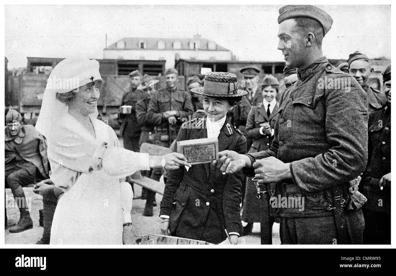 1918 American Red Cross Soldat recevoir un cadeau army navy France Banque D'Images