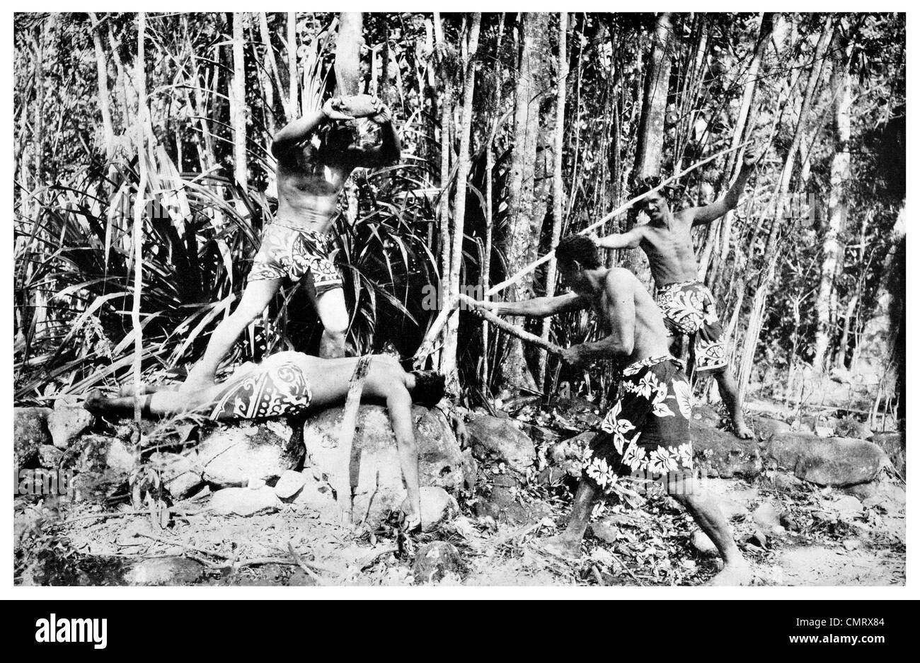 1919 Autochtones marquisien sacrifce pierre sacrée de l'île de Tahuara Banque D'Images