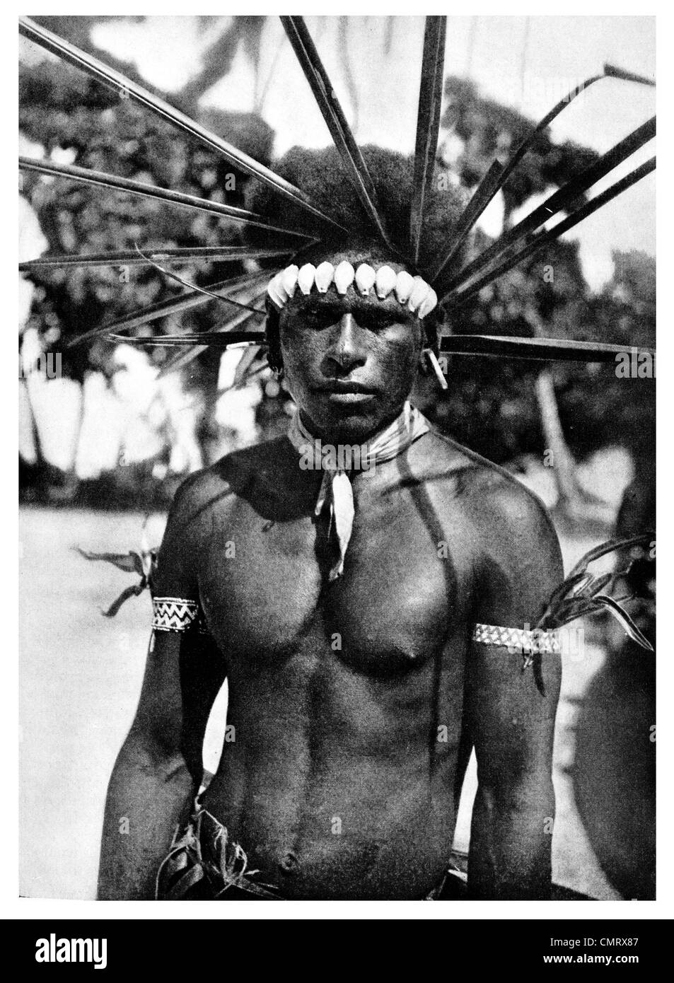 1919 South Pacific homme costume traditionnel Île de Tahuara Banque D'Images