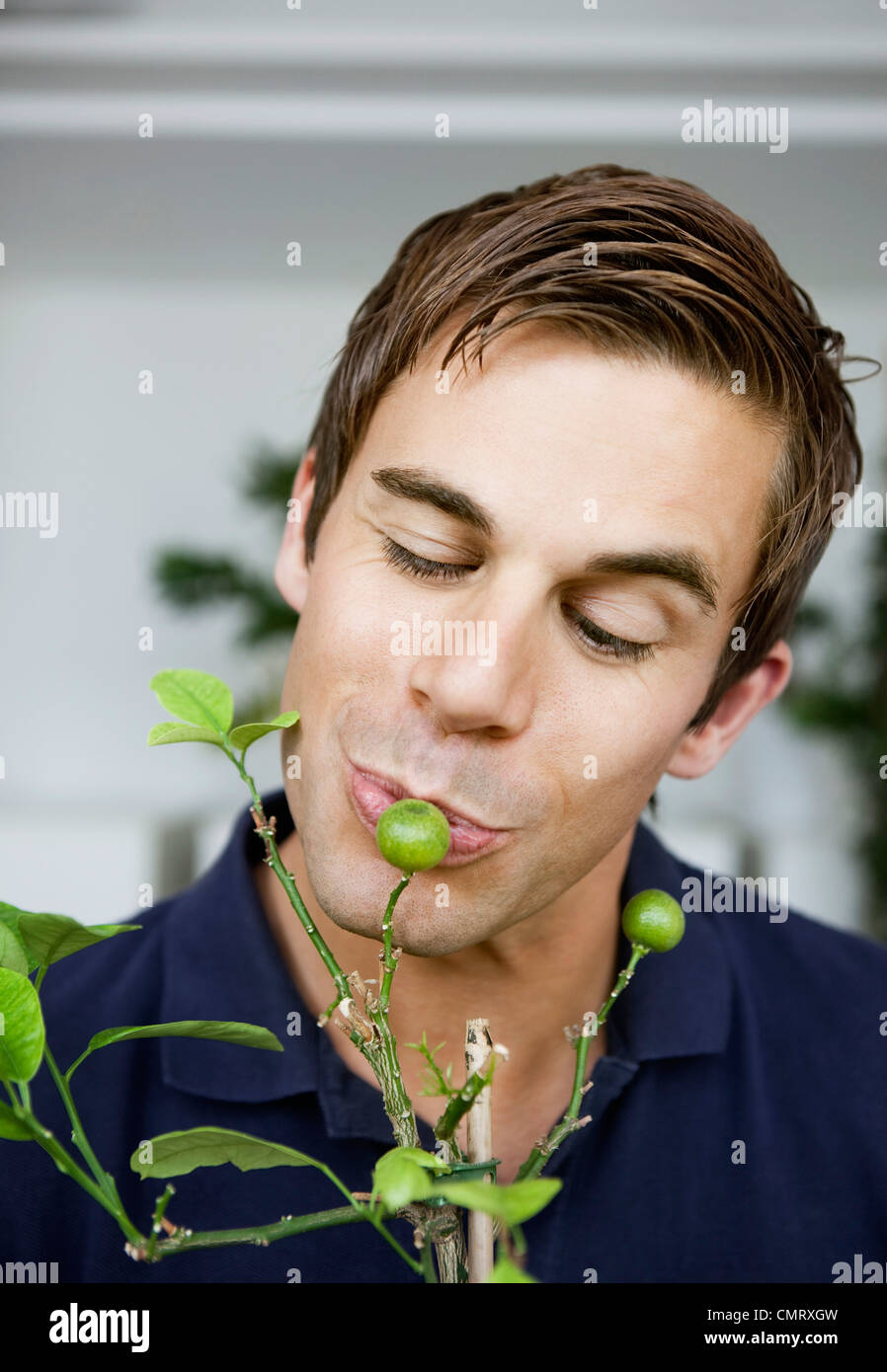 Man kissing une plante Banque D'Images