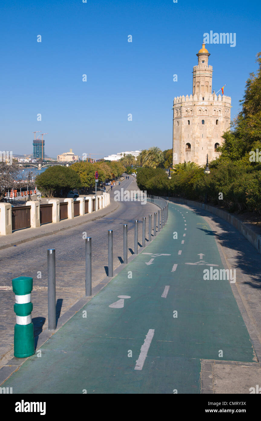 Paseo del Marques del Contandero, rue Riverside avec bike lane Séville Andalousie Espagne Banque D'Images