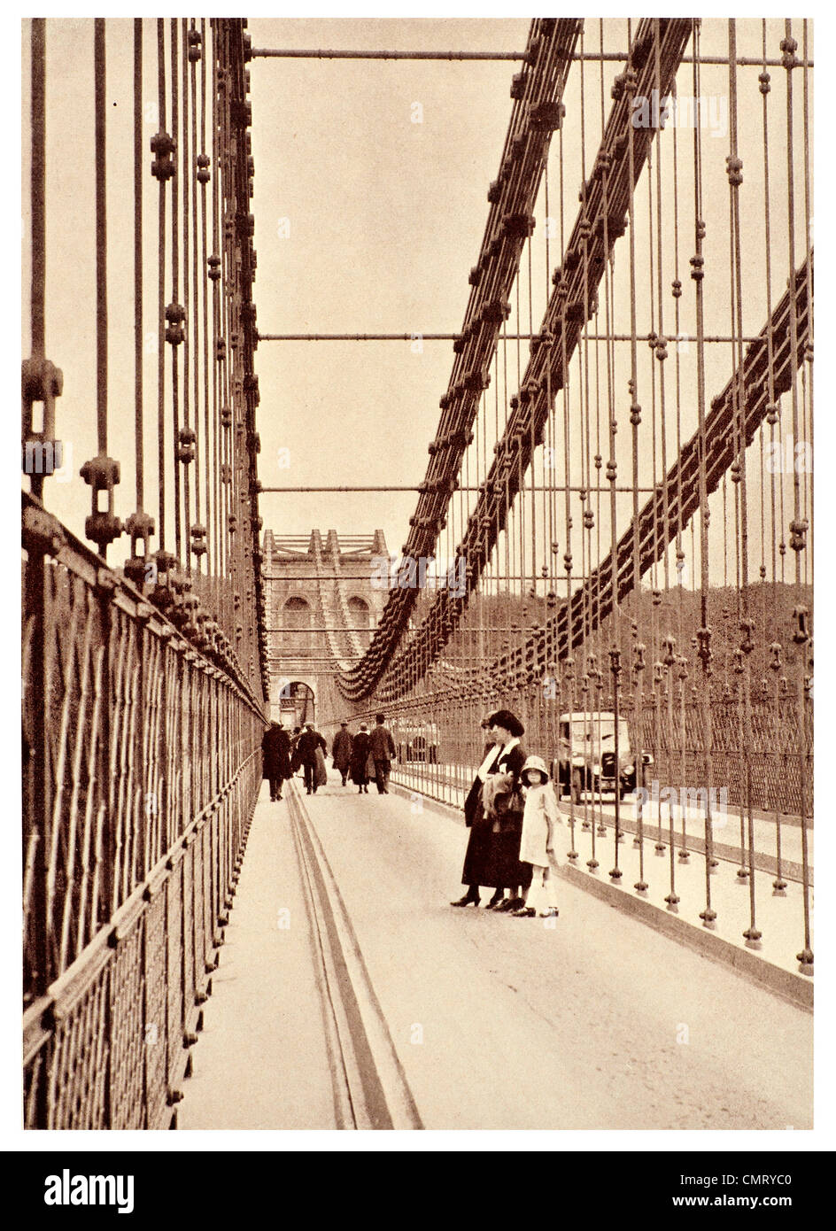 1923 Le pont suspendu de Menai au nord du Pays de Galles Banque D'Images