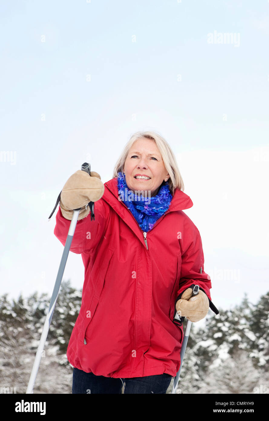 Femme avec des bâtons de ski Banque D'Images
