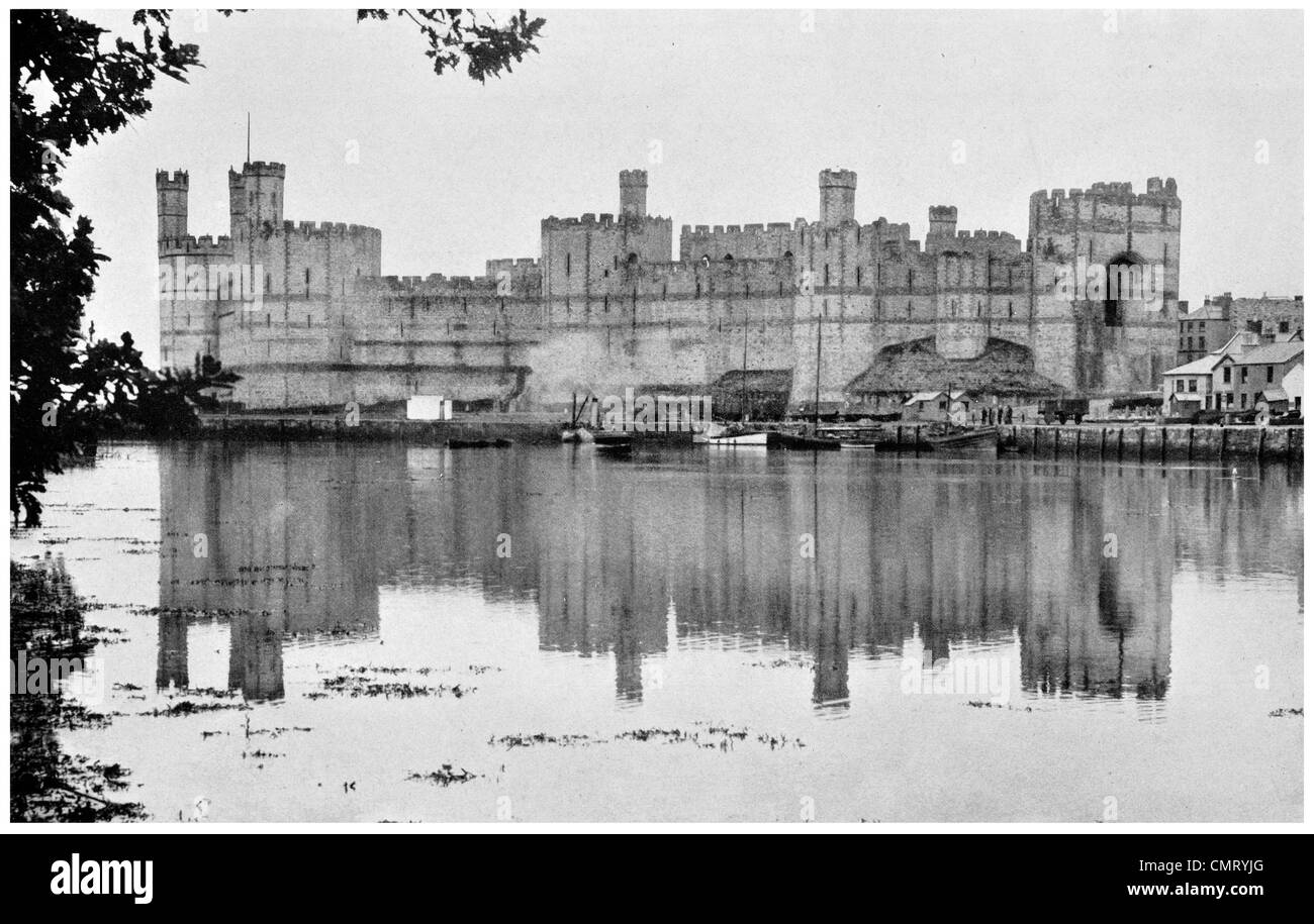 1923 Carnarvon château forteresse médiévale bretagne nord du Pays de Galles Banque D'Images